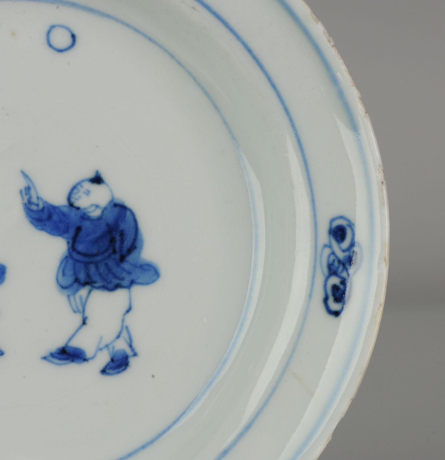 Assiette chinoise ancienne en porcelaine du 17ème siècle, Ming Tianqi, garçons transitionnels en vente 3