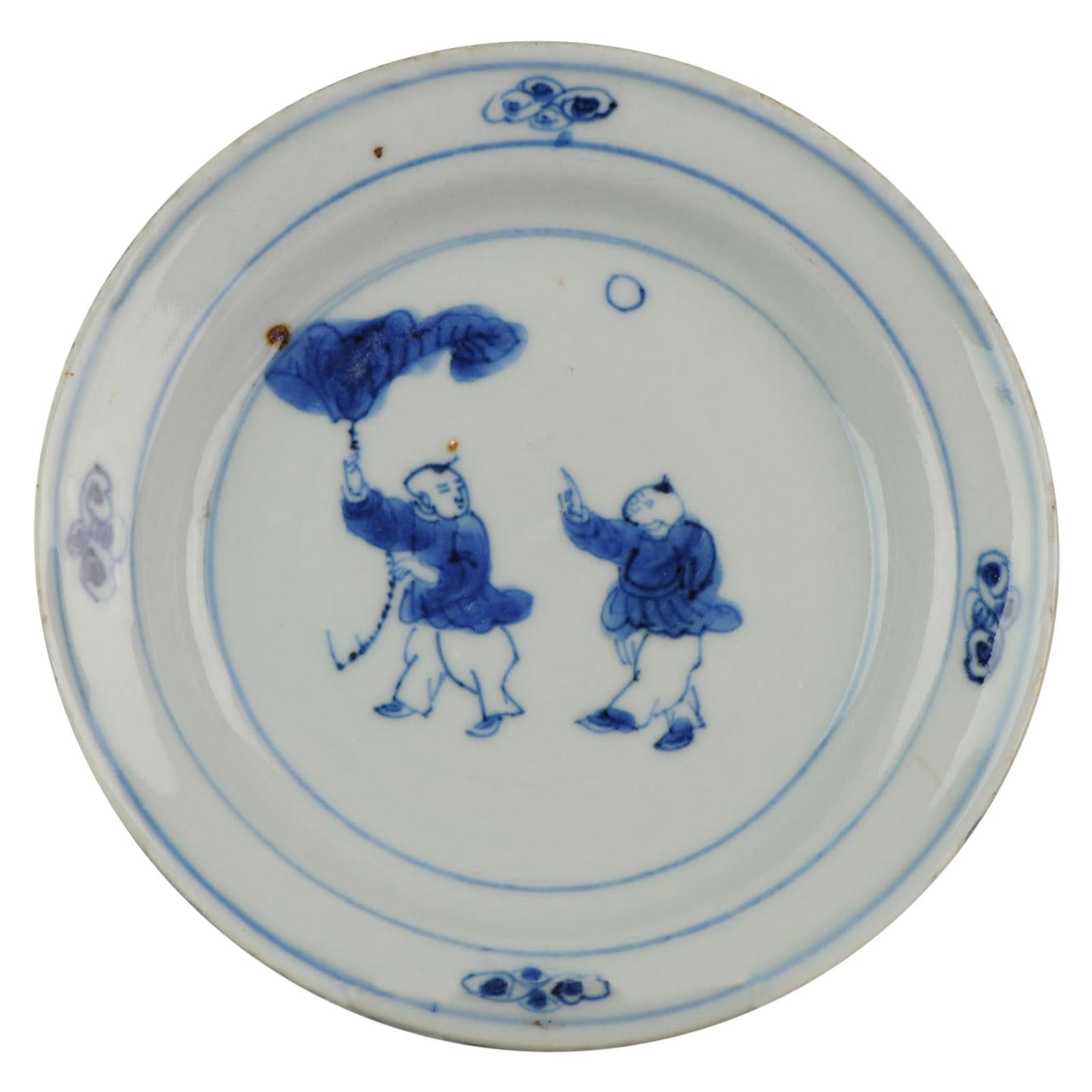 Assiette chinoise ancienne en porcelaine du 17ème siècle, Ming Tianqi, garçons transitionnels en vente