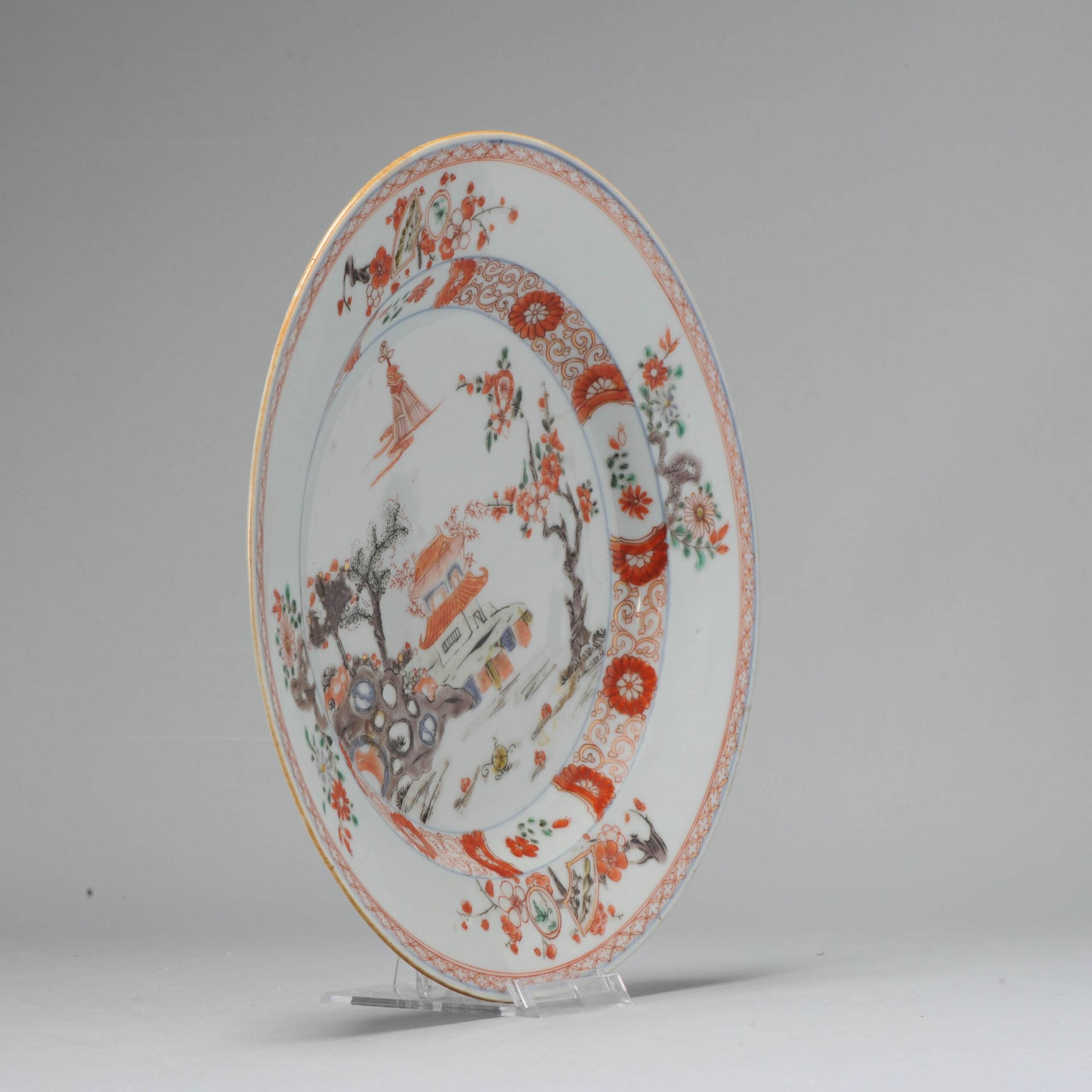 Dekoriert in verschiedenen Farben mit einer Landschaftsszene. Typischer Teller aus der Zeit um 1720-1730, als die Töpfer in Jingdezhen alle Arten von Dekoren beherrschten und sie nach Belieben kombinierten. Von Doucai bis Rouge die Fer. Eine sehr