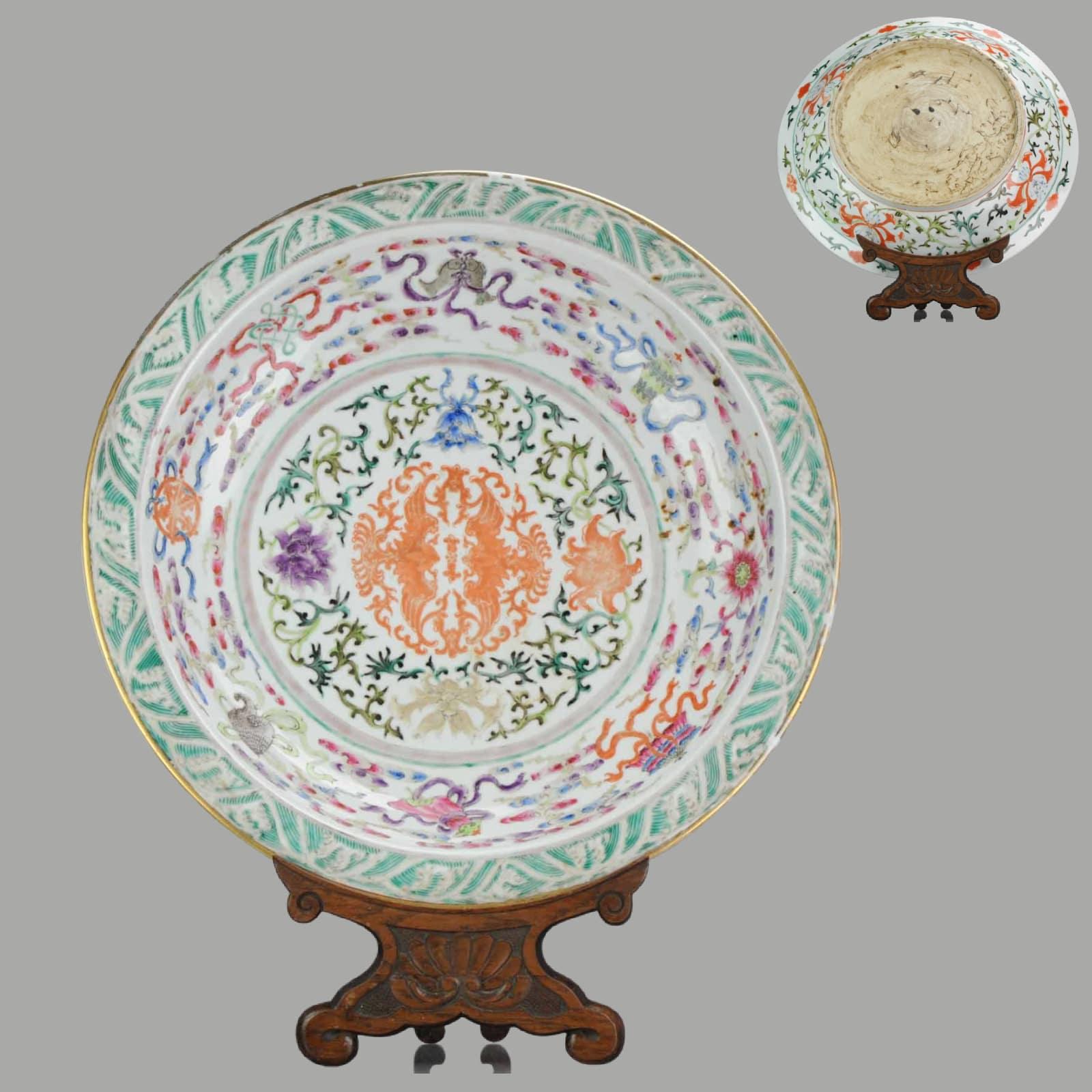 Antique Chinese Plate Porcelain 'Phoenix and Buddhist Emblems' Charger, 19 C In Good Condition For Sale In Amsterdam, Noord Holland