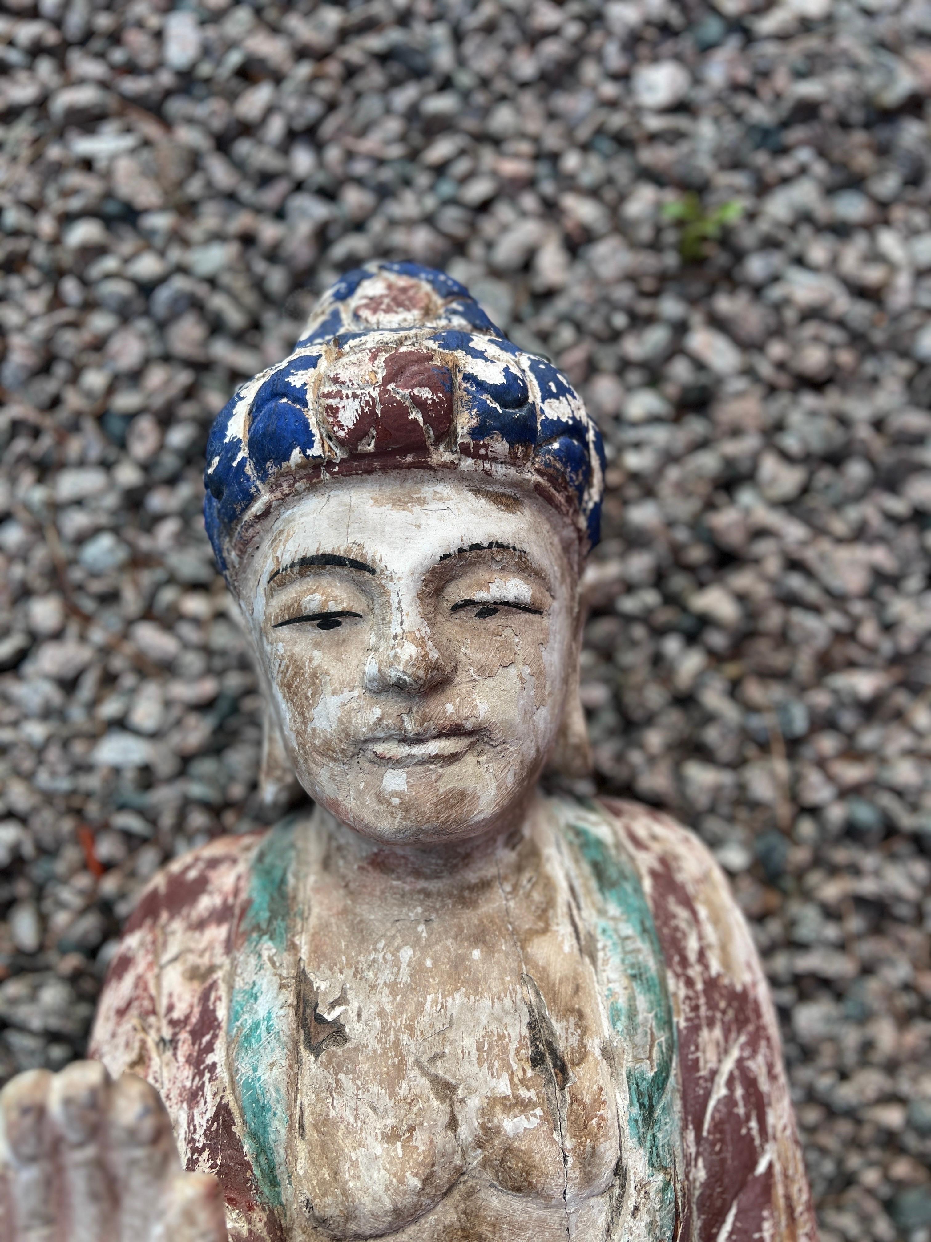 Bouddha chinois ancien en bois sculpté et décoré de couleurs polychromes  en vente 5