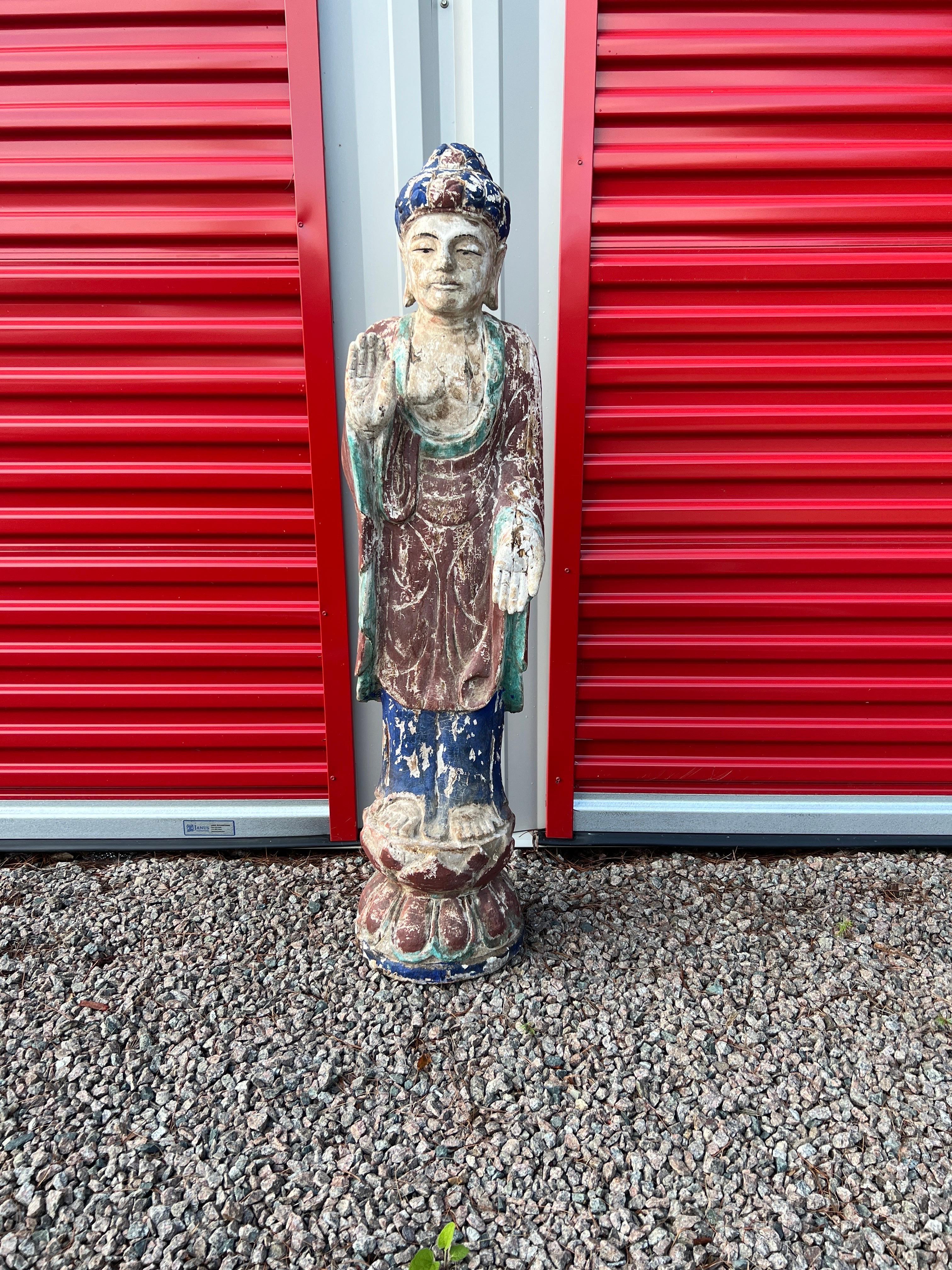 Probablement chinoise, fin du 19e ou début du 20e siècle. 
Cette figure de bouddha sculptée présente des caractéristiques traditionnelles, notamment des oreilles allongées, des robes drapées, un support en forme de fleur de lotus et des mains