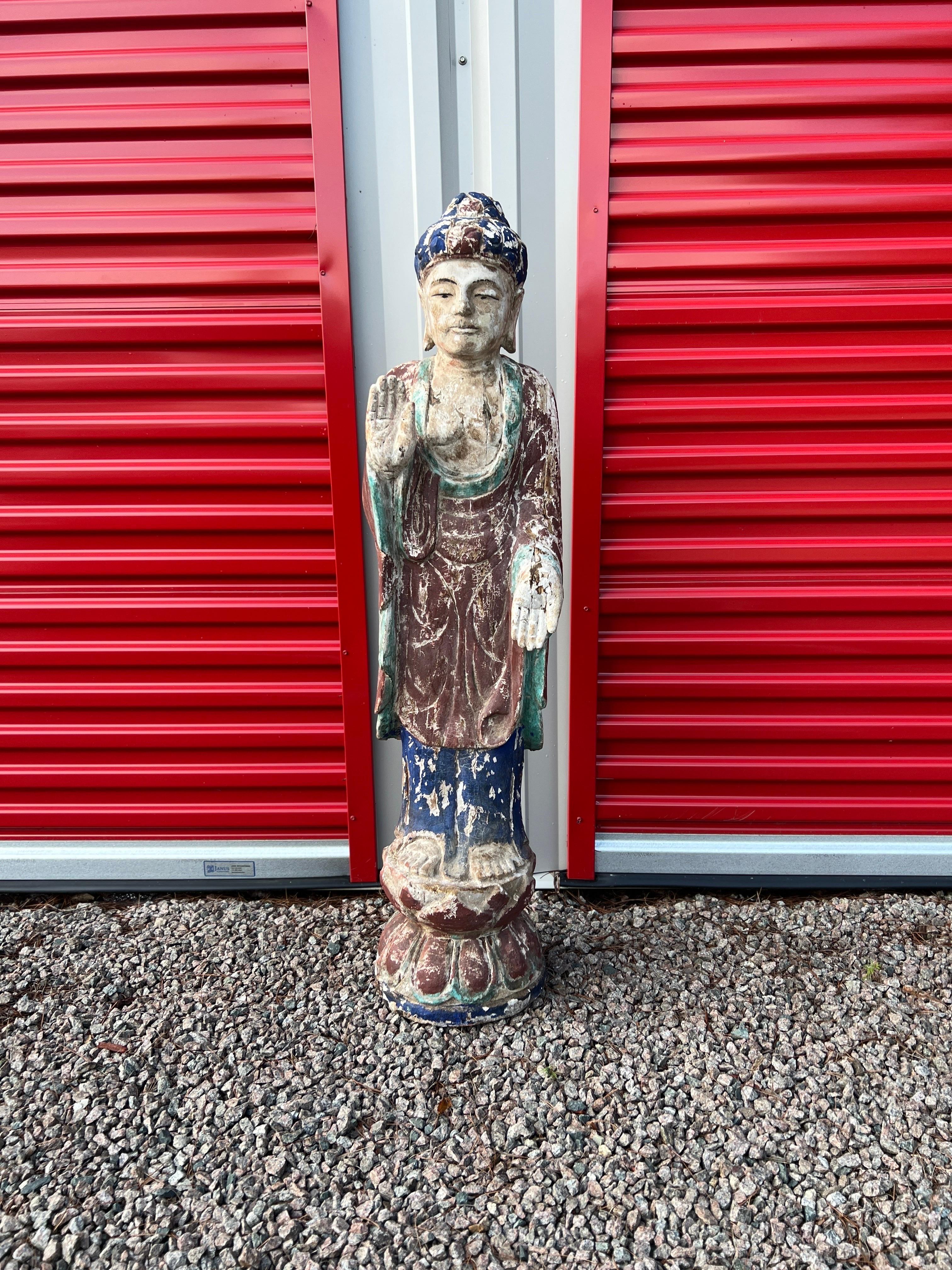 Anglo-indien Bouddha chinois ancien en bois sculpté et décoré de couleurs polychromes  en vente