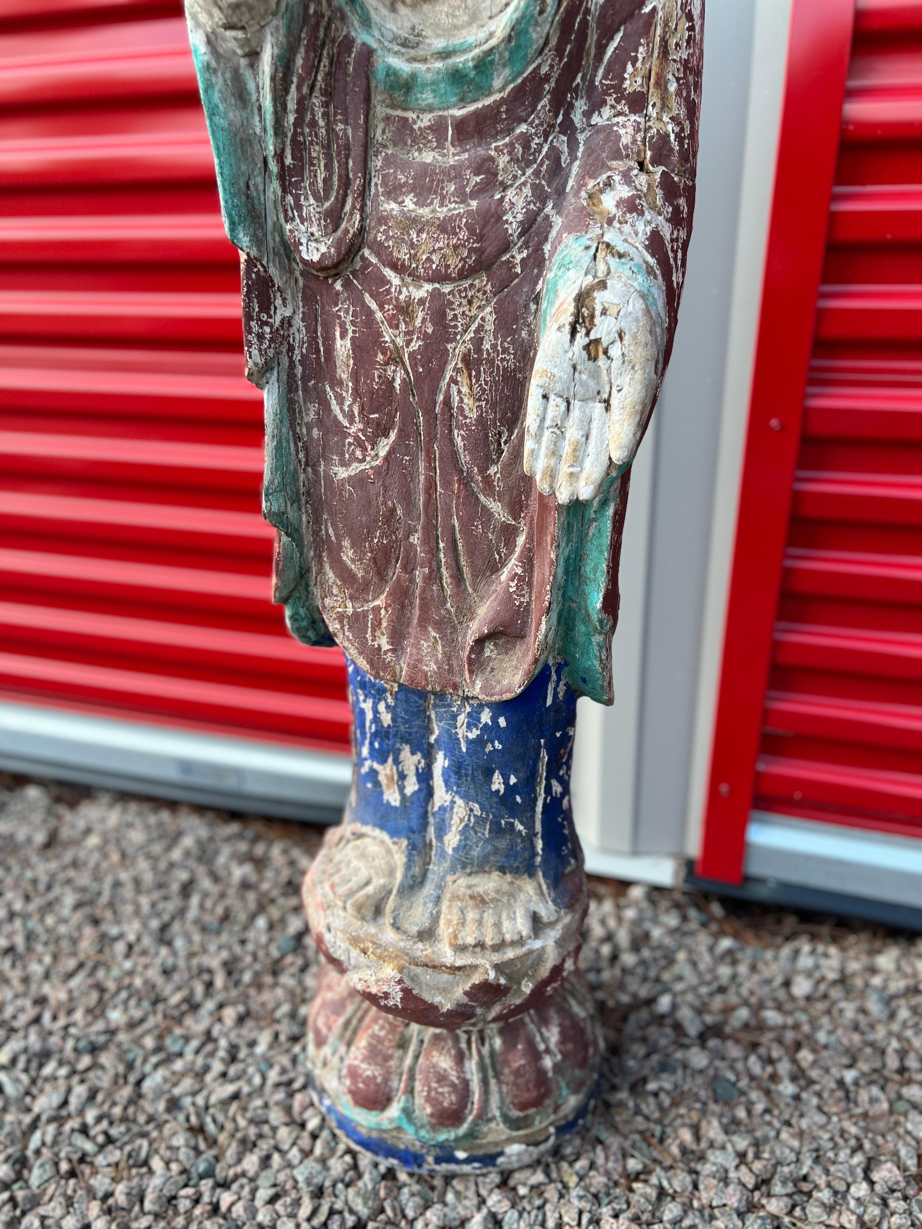 Bouddha chinois ancien en bois sculpté et décoré de couleurs polychromes  Bon état - En vente à Atlanta, GA