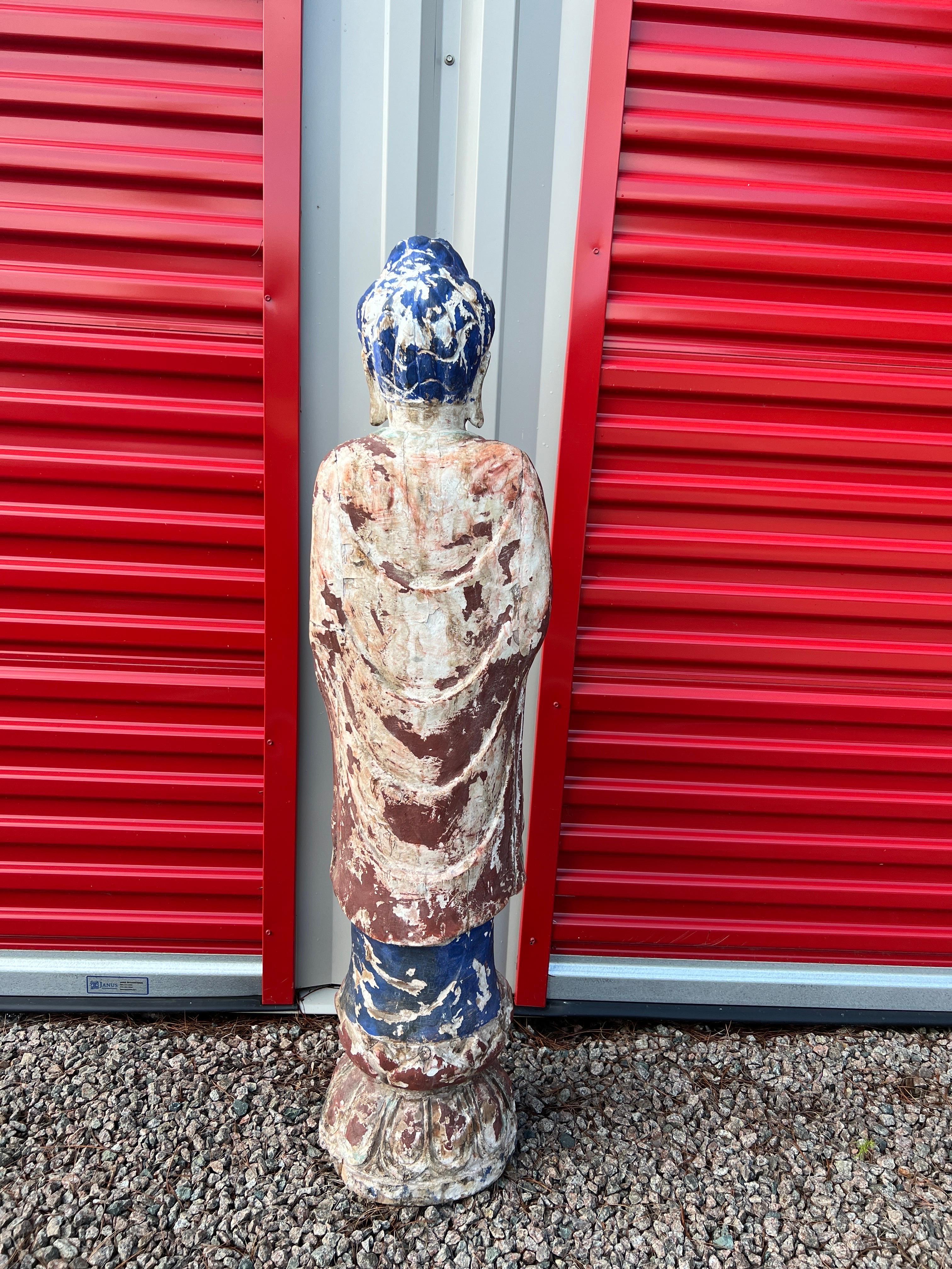 Bouddha chinois ancien en bois sculpté et décoré de couleurs polychromes  en vente 1
