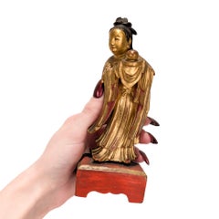 Antike chinesische polychrome Holzfigur von Guanyin mit Perle des Lichts