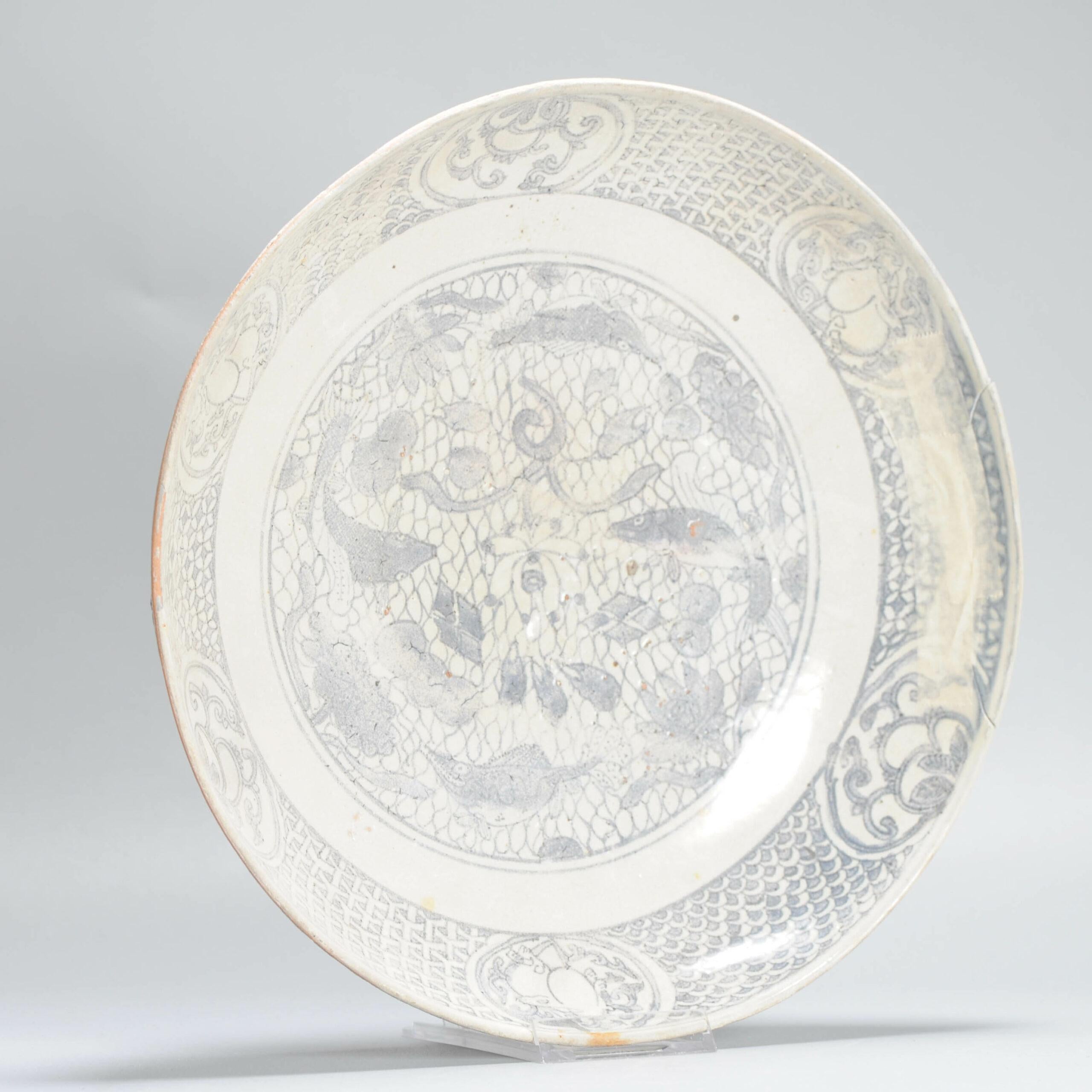 Antique Chinese Porcelain 16th century Jiajing/Wanli plate Fishes Fruits 14
