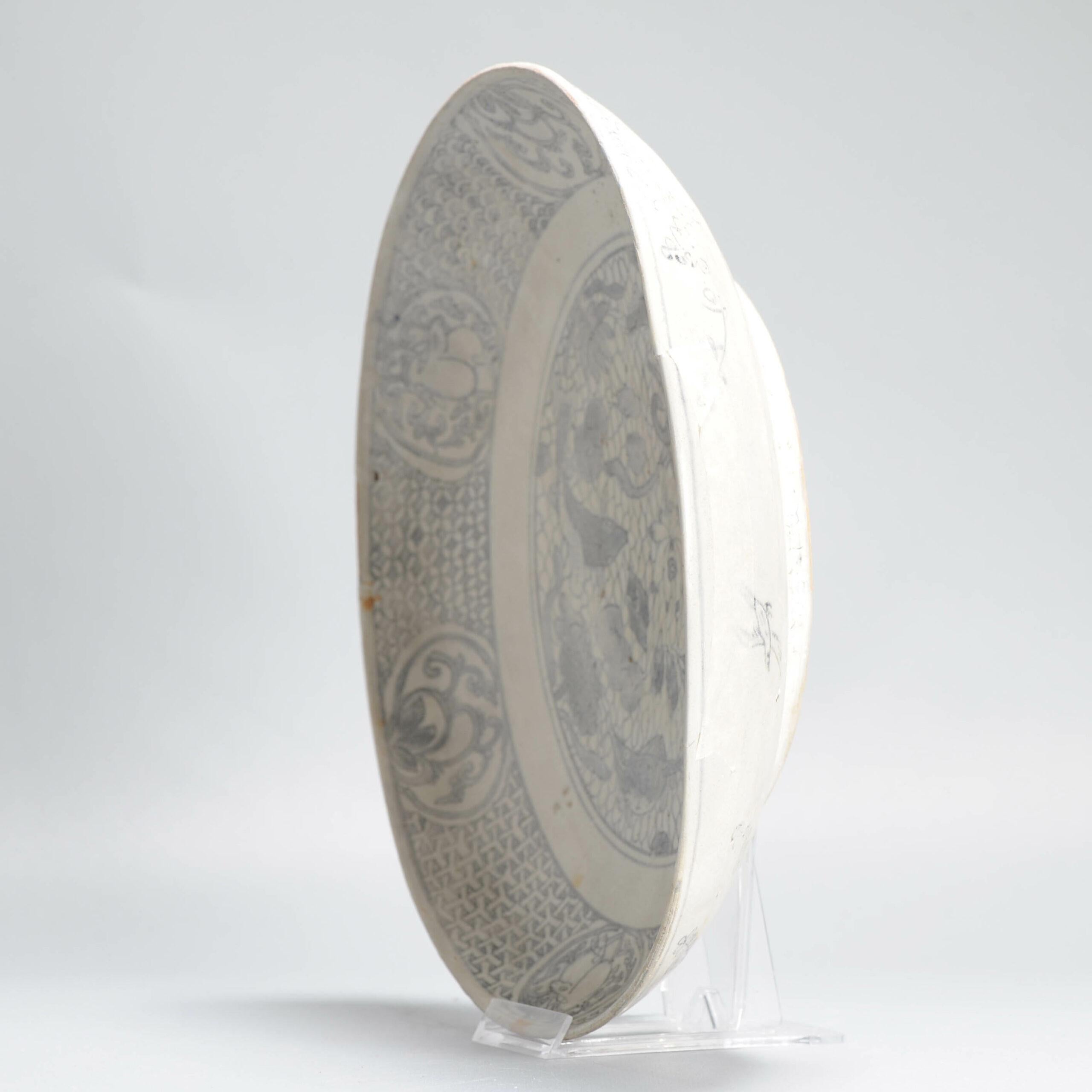 Antique Chinese Porcelain 16th century Jiajing/Wanli plate Fishes Fruits In Good Condition In Amsterdam, Noord Holland