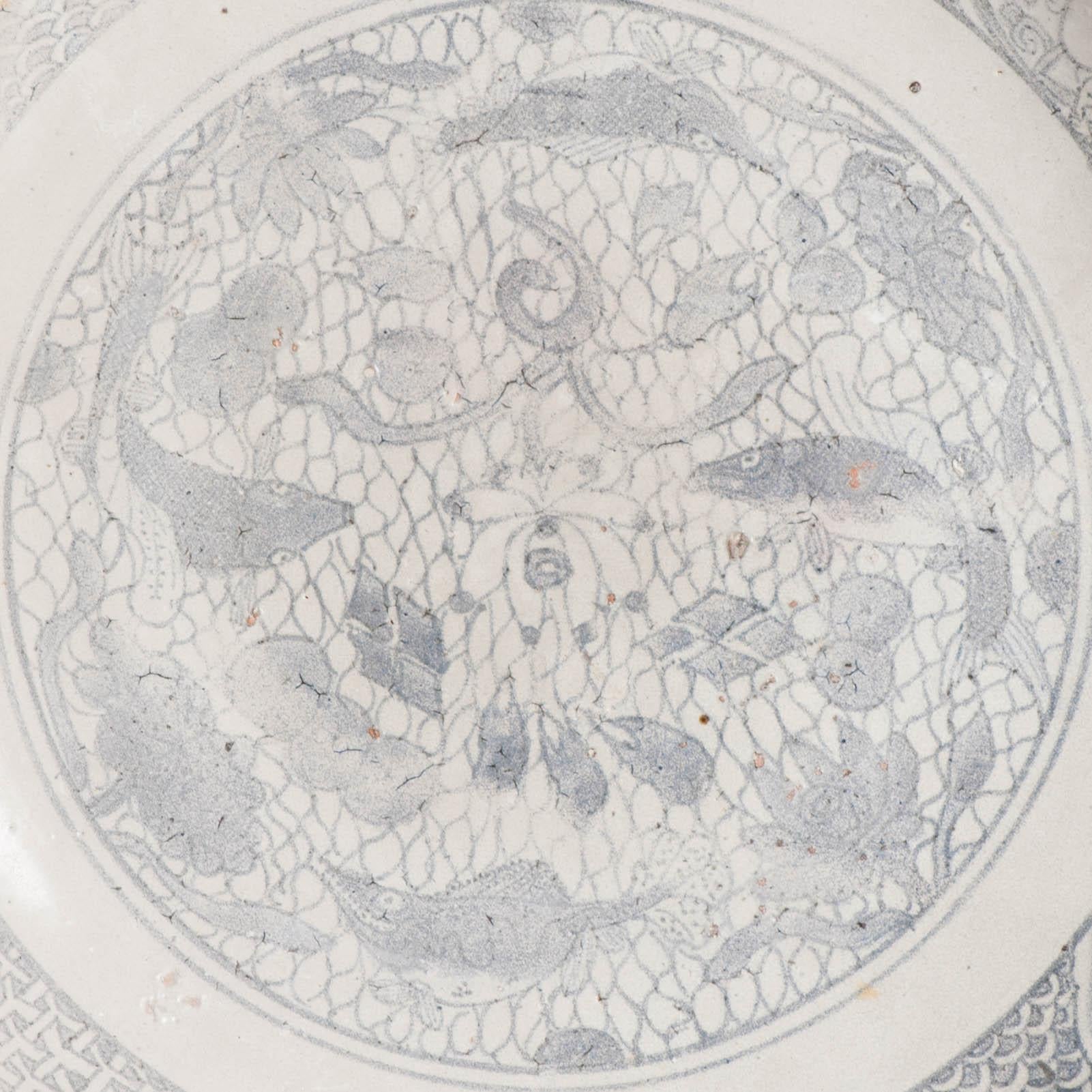 Antique Chinese Porcelain 16th century Jiajing/Wanli plate Fishes Fruits 1