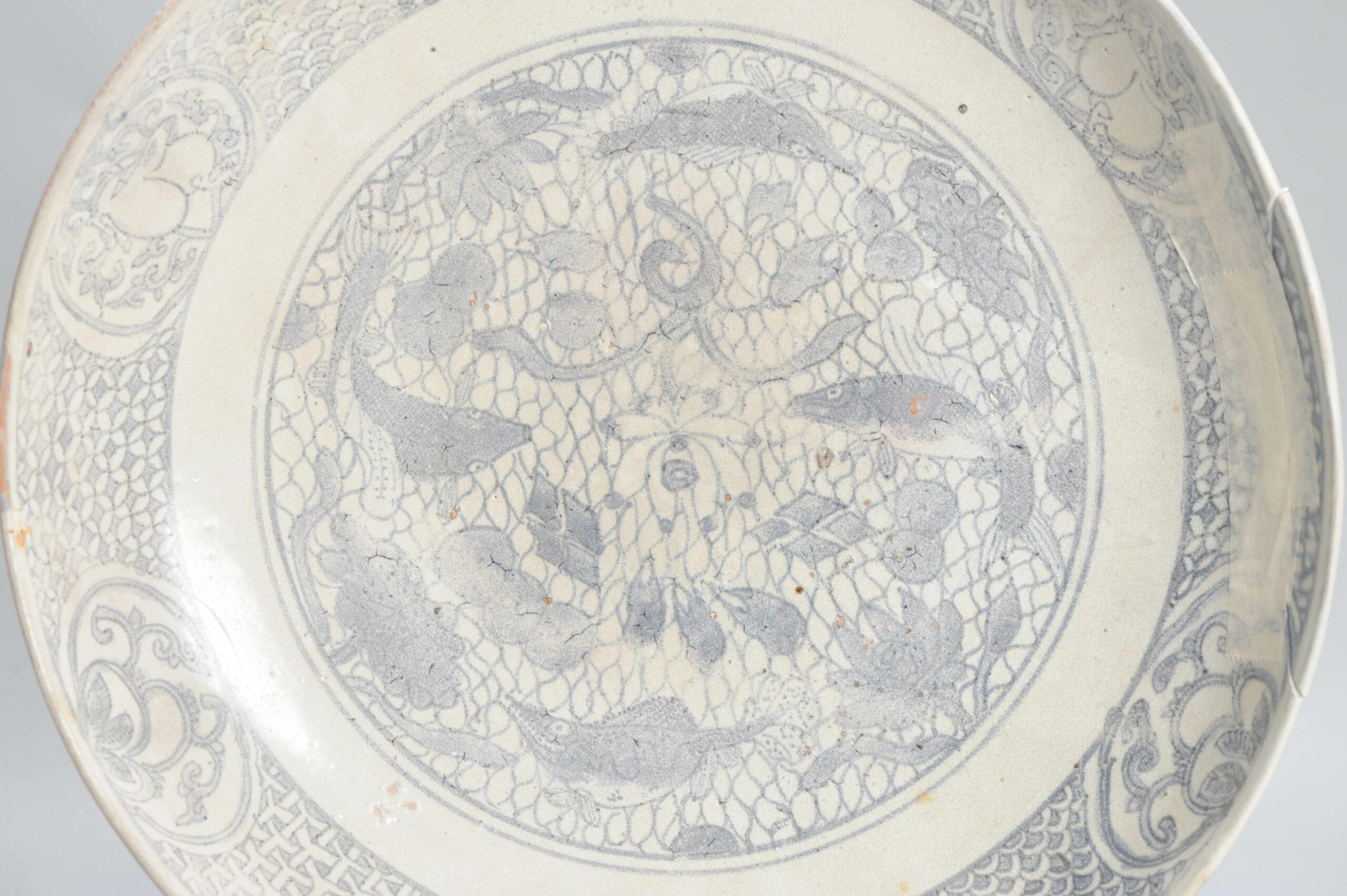 Antique Chinese Porcelain 16th century Jiajing/Wanli plate Fishes Fruits 3