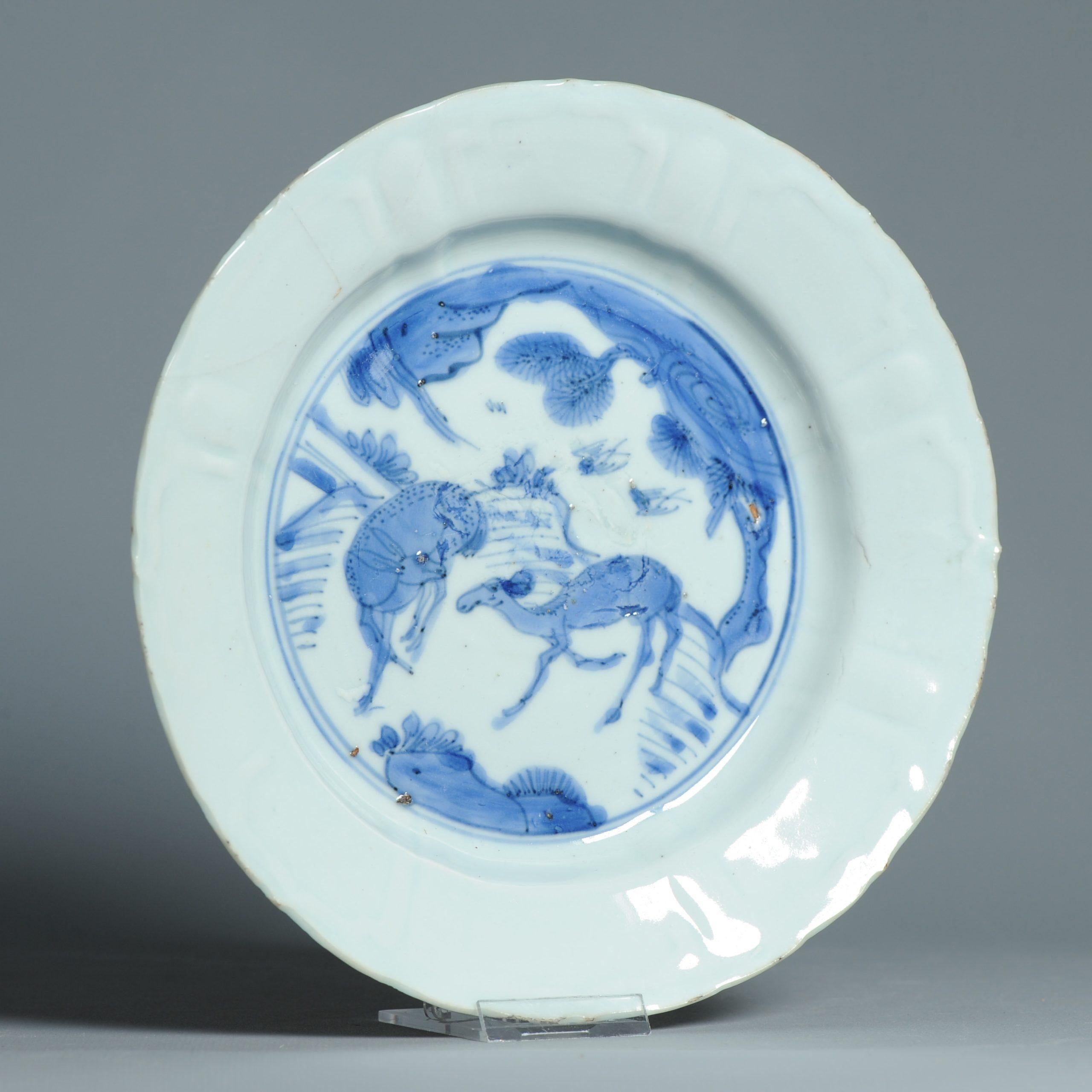 Description
Fantastique pièce d'art. L'extérieur du cavetto est moulé t Le plat est décoré d'une scène contenant deux cerfs, un grand pin, des nuages et un oiseau.
Comme de nombreux objets fabriqués pour le marché japonais à cette époque, le monde