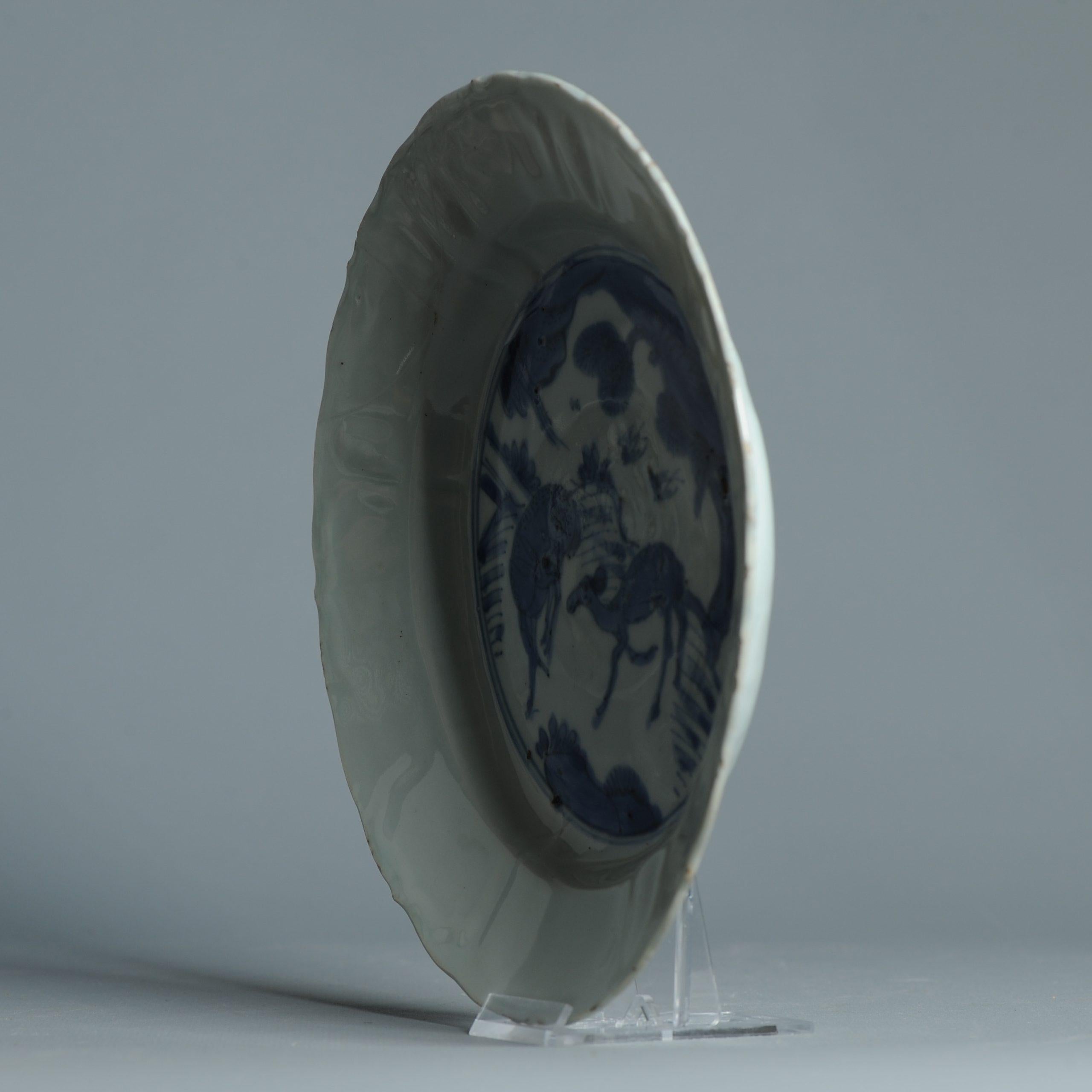 Ancienne Porcelaine Chinoise 17C Porcelaine Ming Transitional Deer Pine Sun Plate en vente 4