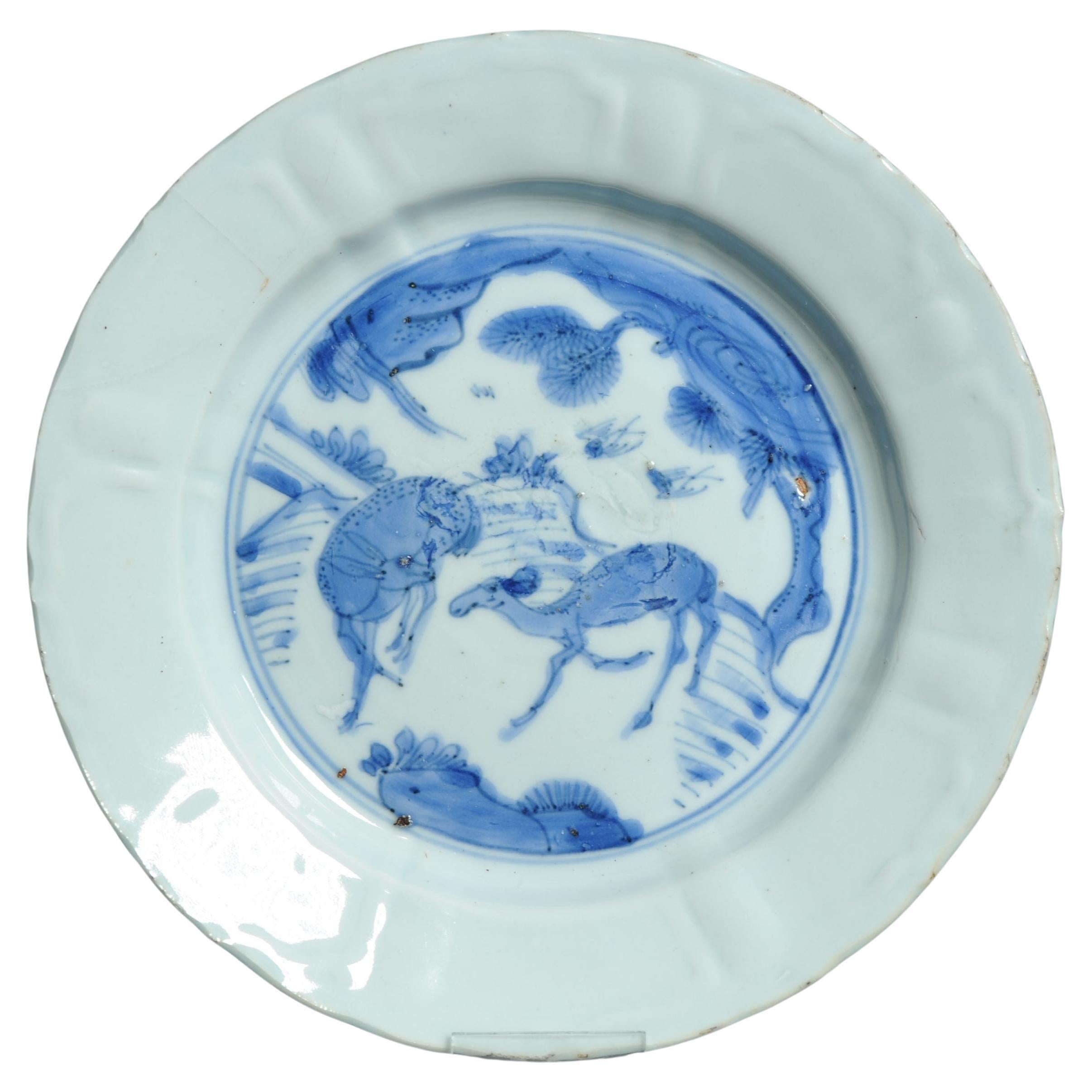 Antico piatto di porcellana cinese del 17° secolo in porcellana Ming Ming Transitional Deer Pine Sun