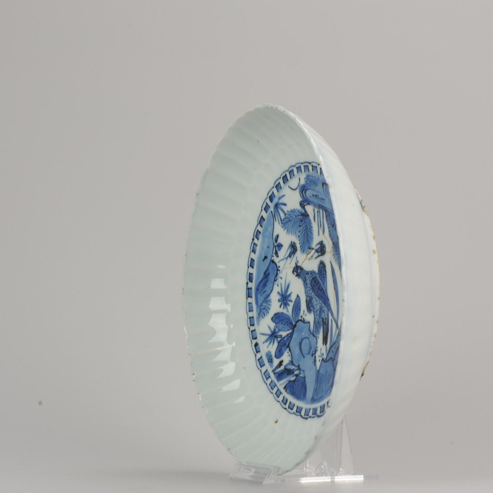 Ming Ancien plat en porcelaine chinoise Kraak du 17ème siècle avec oiseau en vente