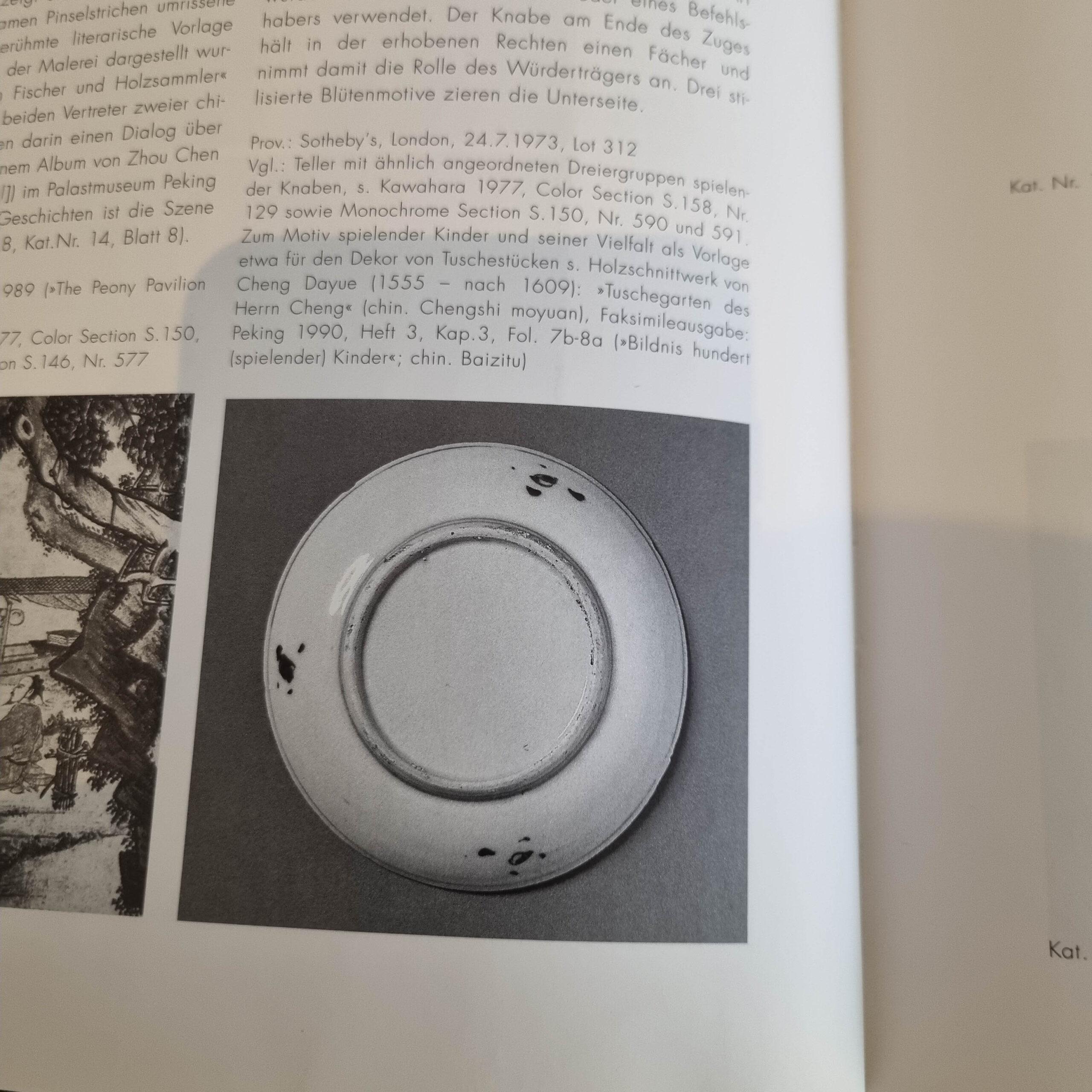 Plat chinois ancien du 17ème siècle de la période Ming, garçons et oiseaux en vente 4