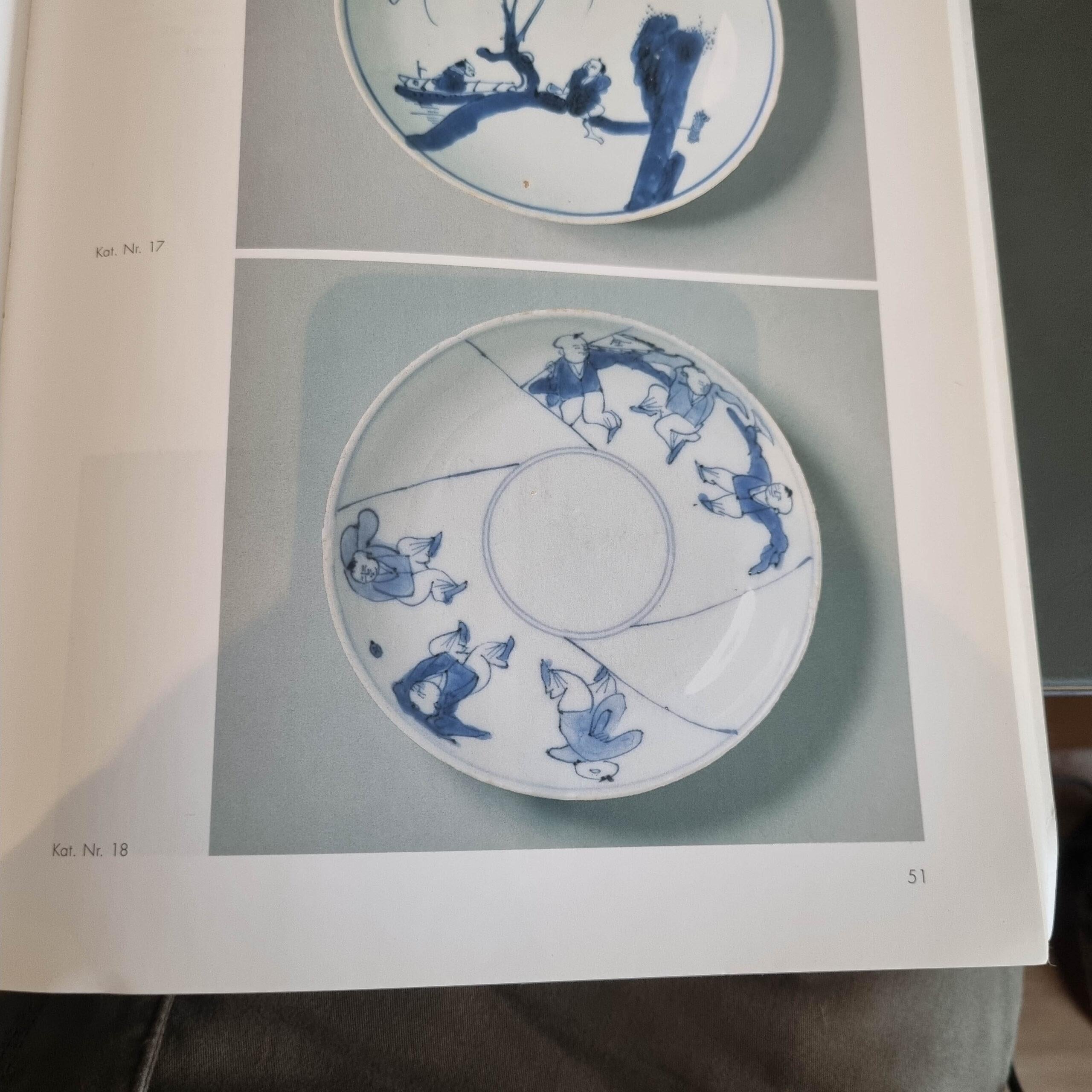 Nous partageons avec vous cet adorable petit plat datant de la fin de la période Ming. Porcelaine bleu et blanc, période Tianqi ou Chongzhen c.1620-1635.
Le sujet est celui de deux jeunes Chinois se promenant dans un jardin, l'un d'eux ayant un