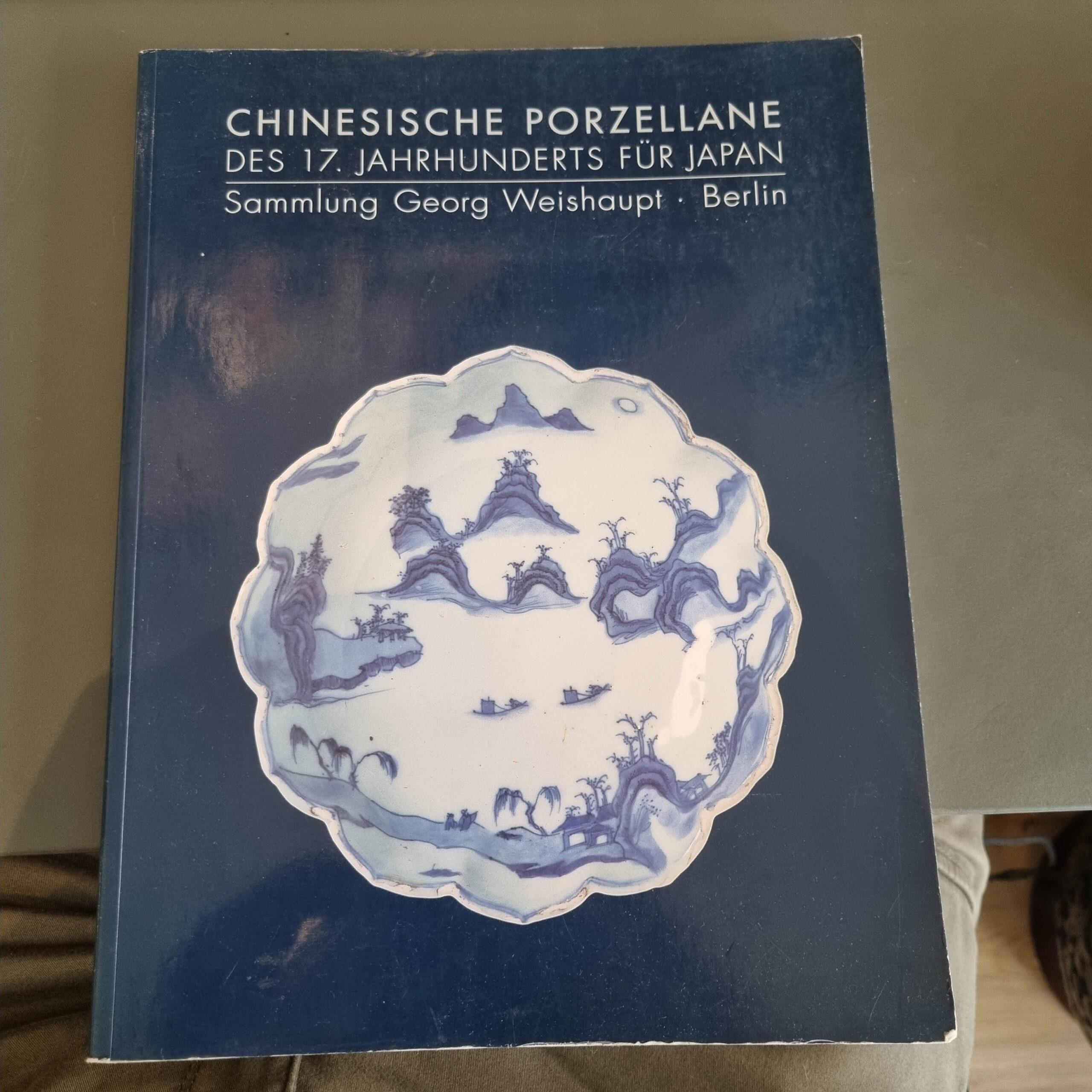 Porcelaine Plat chinois ancien du 17ème siècle de la période Ming, garçons et oiseaux en vente