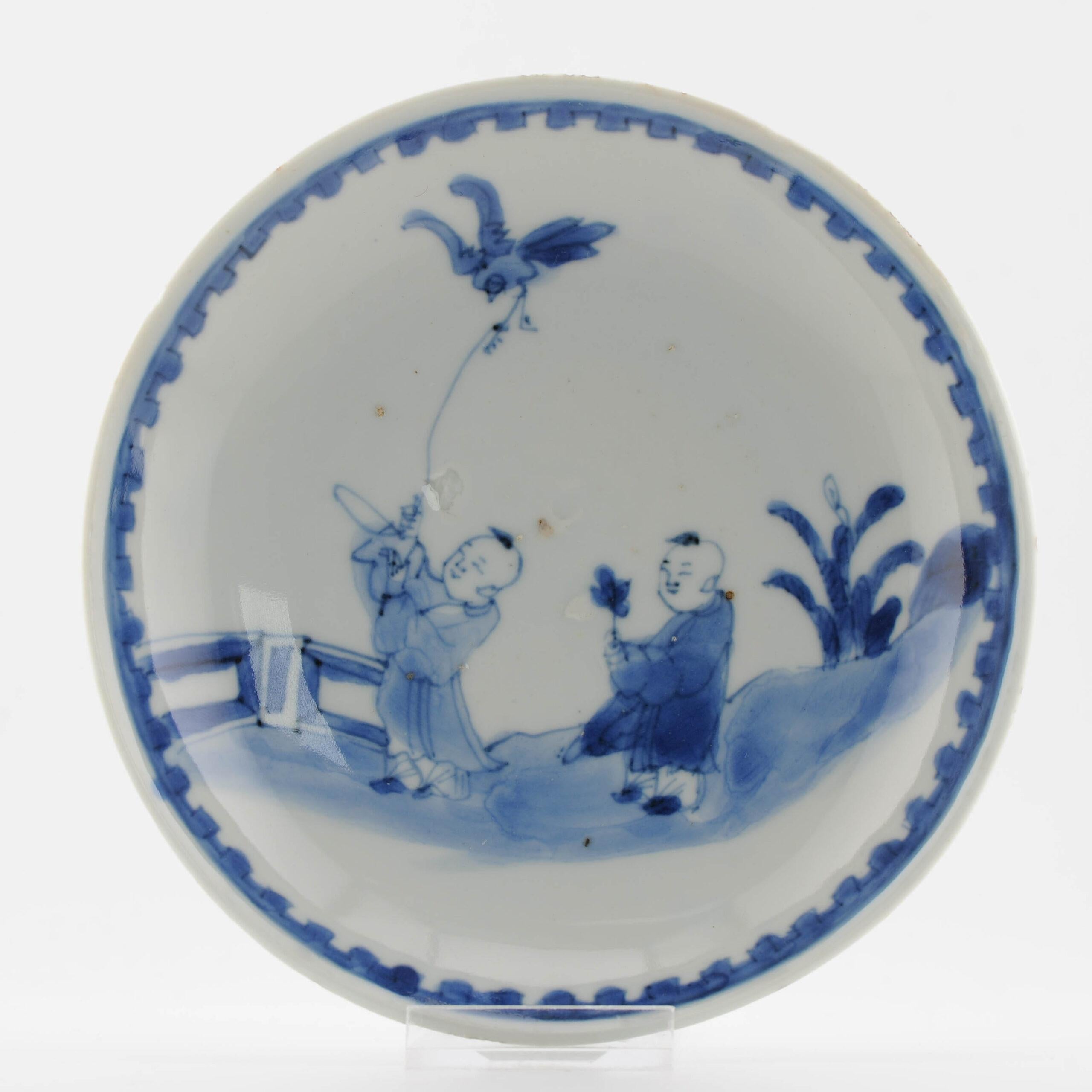 Plat chinois ancien du 17ème siècle de la période Ming, garçons et oiseaux en vente 2