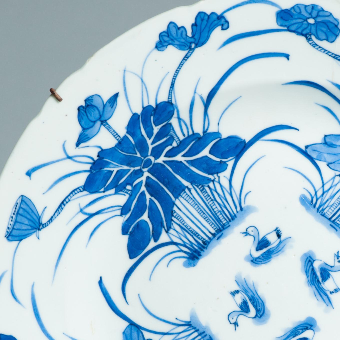 Antiguo Plato de Porcelana China 19C Bleu de Hue Estanque de Loto 'Jin Tang Fa Ji en venta 9