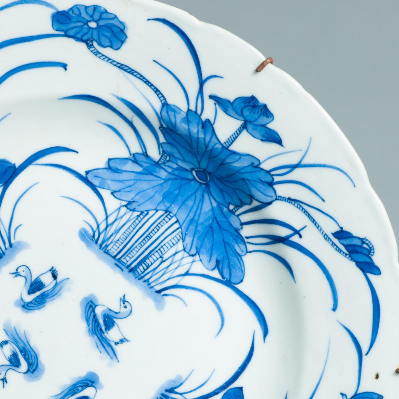 Antiguo Plato de Porcelana China 19C Bleu de Hue Estanque de Loto 'Jin Tang Fa Ji en venta 13