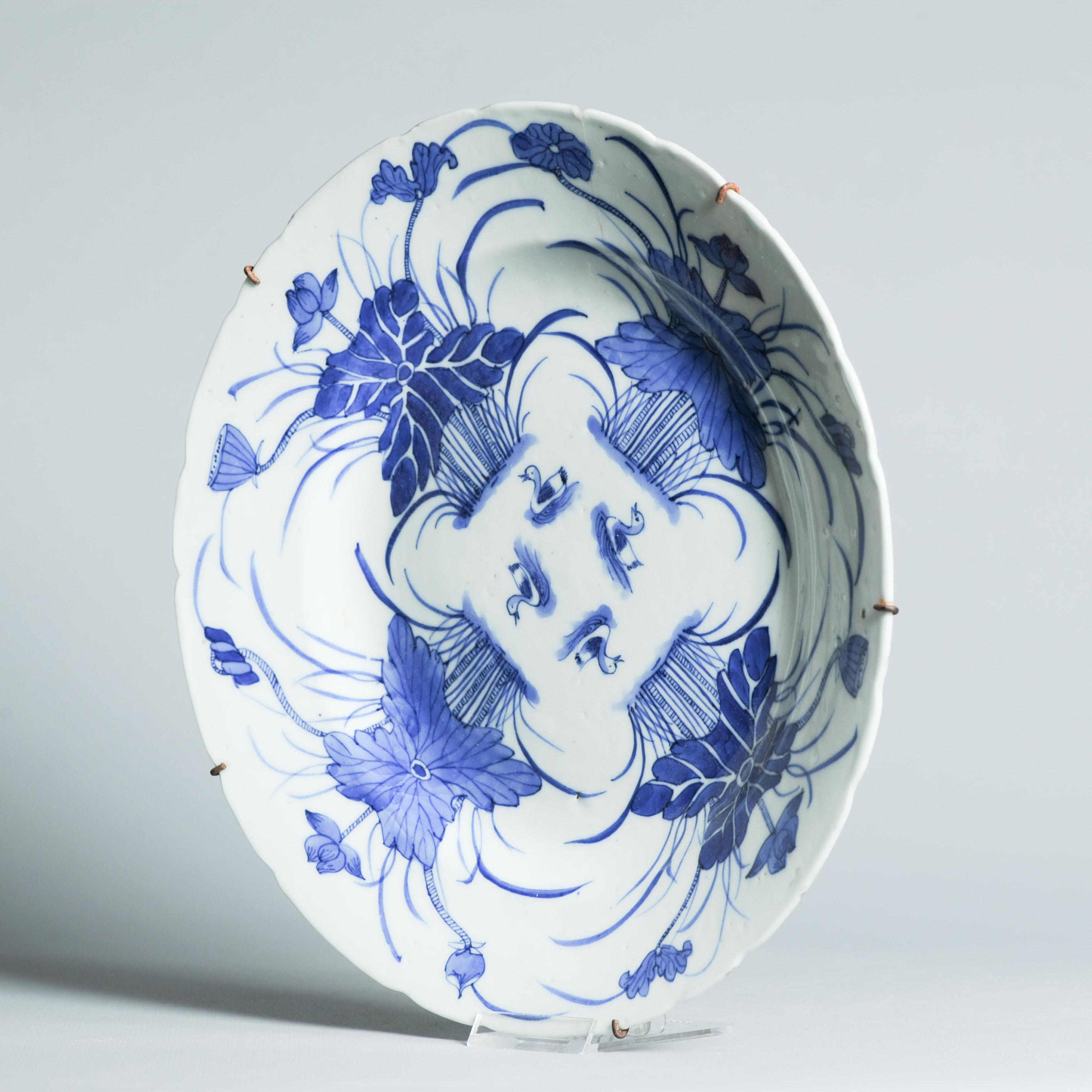 Antiguo Plato de Porcelana China 19C Bleu de Hue Estanque de Loto 'Jin Tang Fa Ji Qing en venta