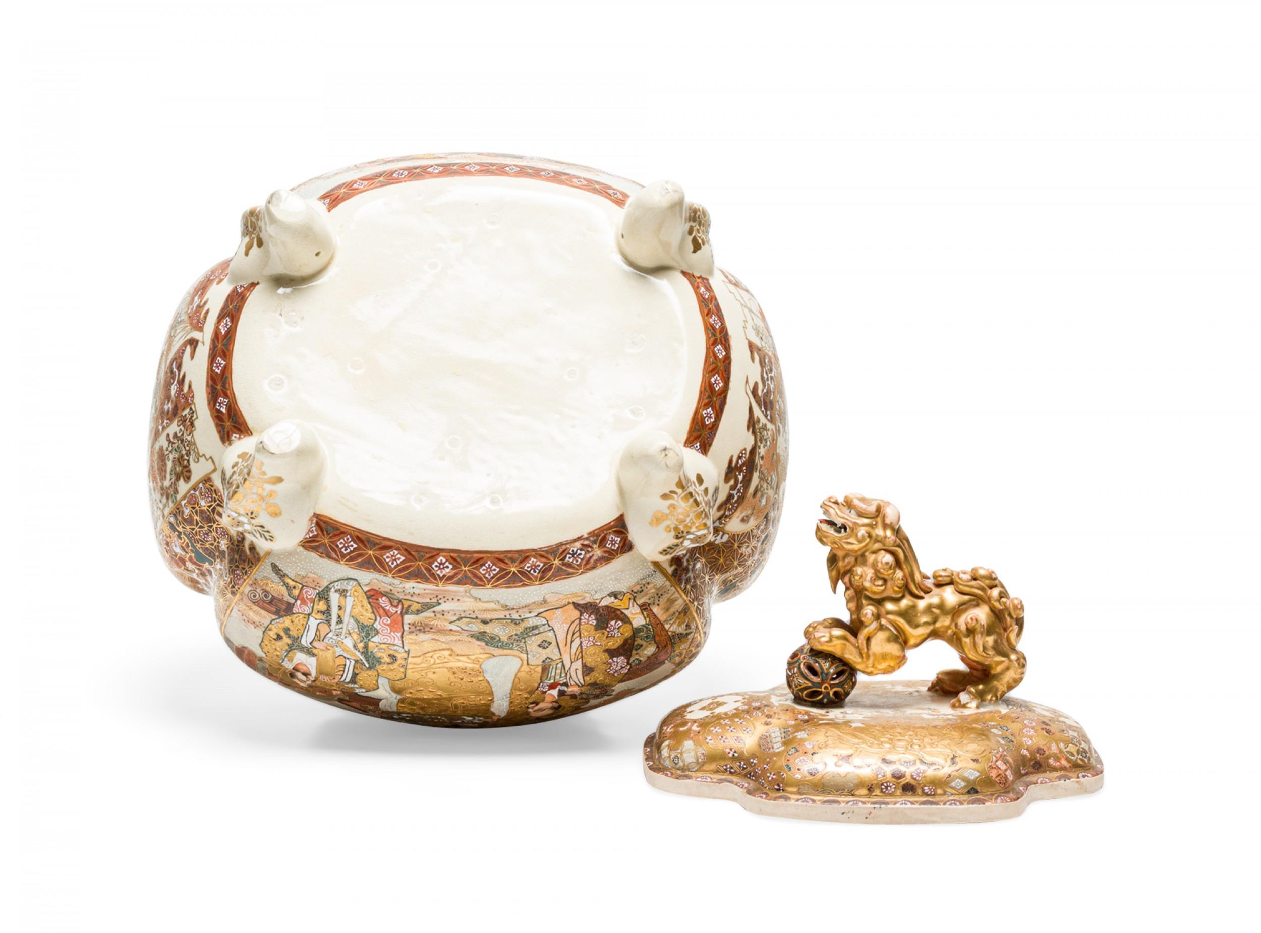 Antigua caja escénica de porcelana china y oro eglomise con tapa y pie en venta 2