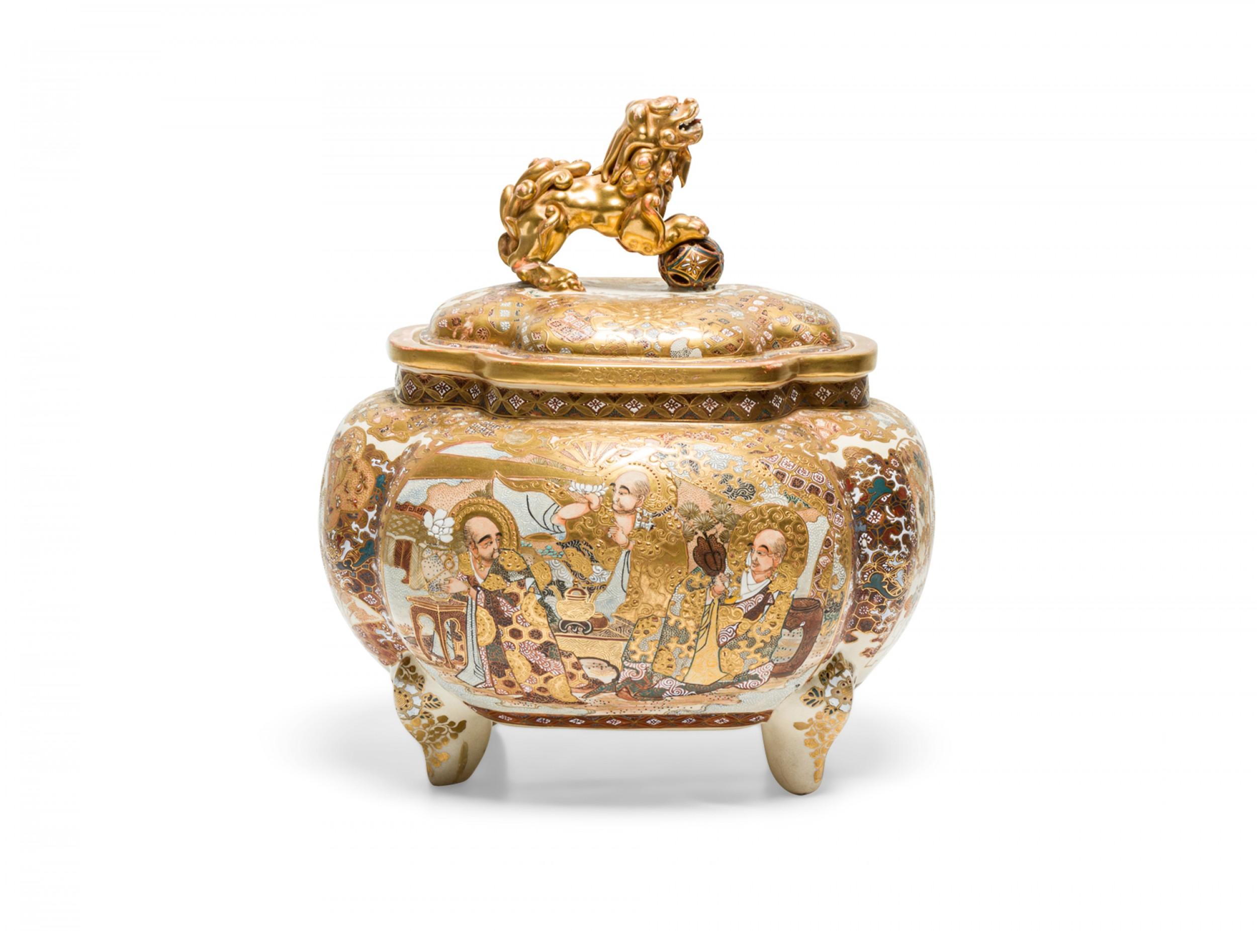 Antigua caja escénica de porcelana china y oro eglomise con tapa y pie en venta 3