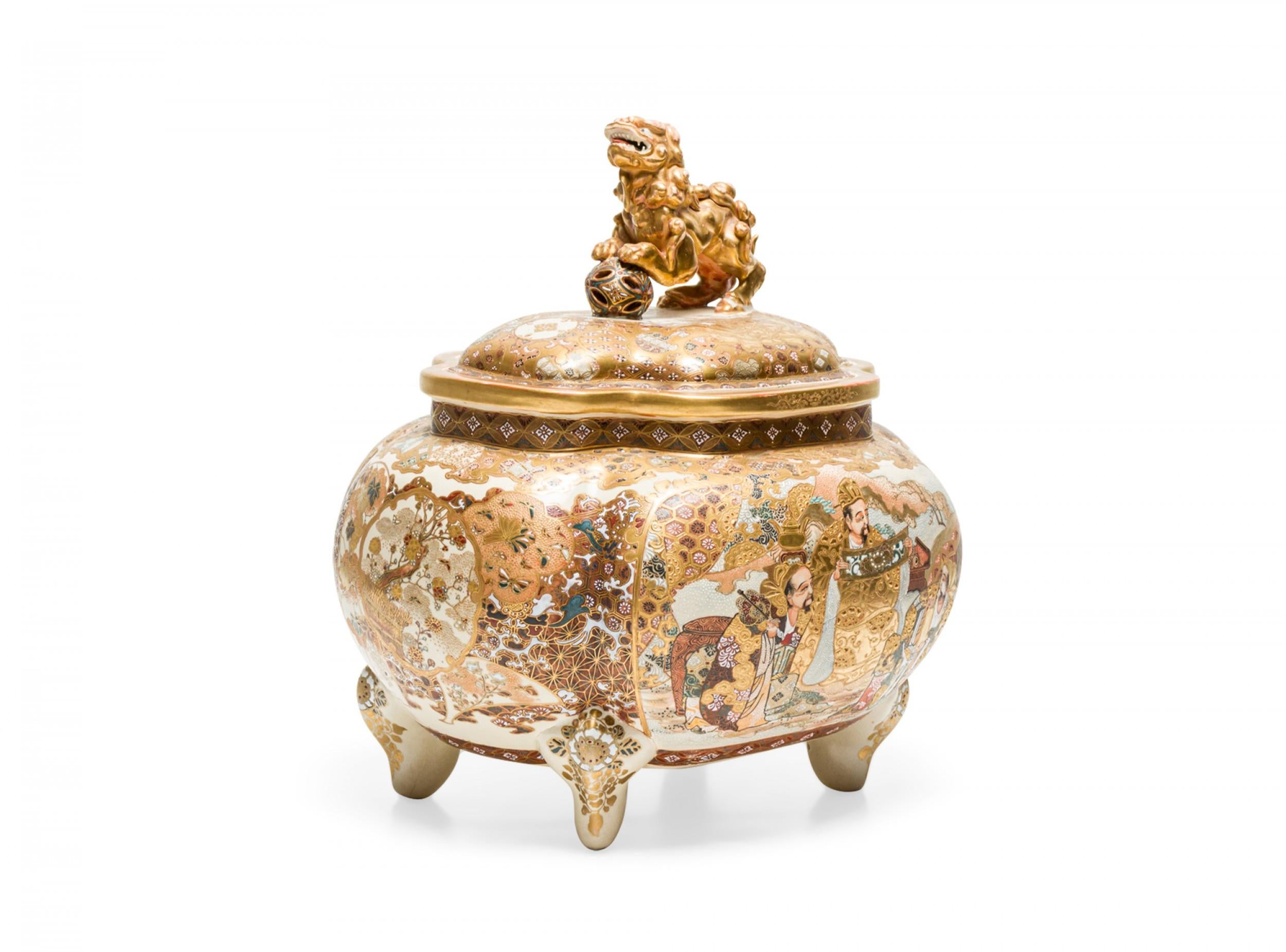 Antigua caja escénica de porcelana china y oro eglomise con tapa y pie en venta 4