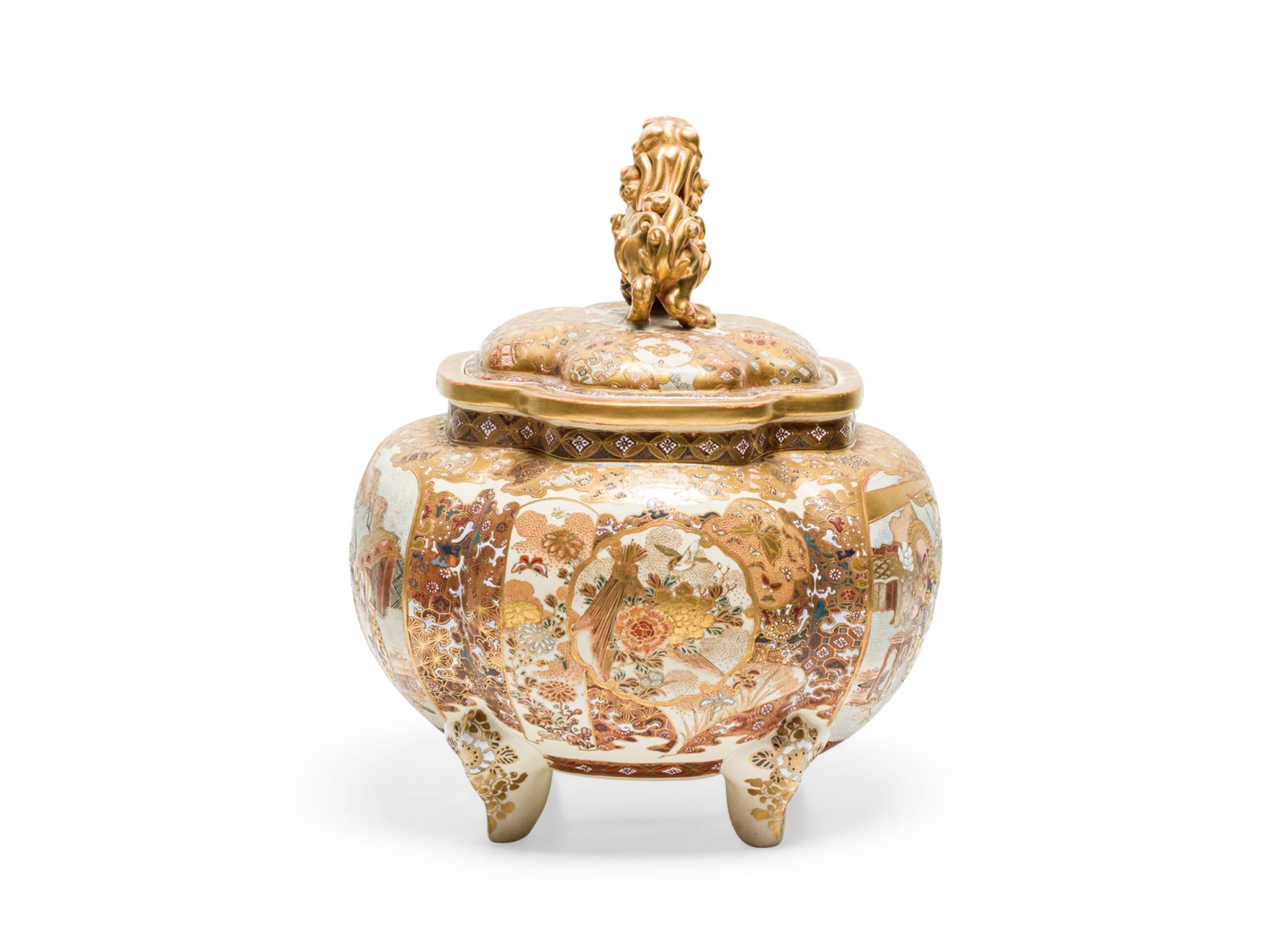 Antigua caja escénica de porcelana china y oro eglomise con tapa y pie en venta 5