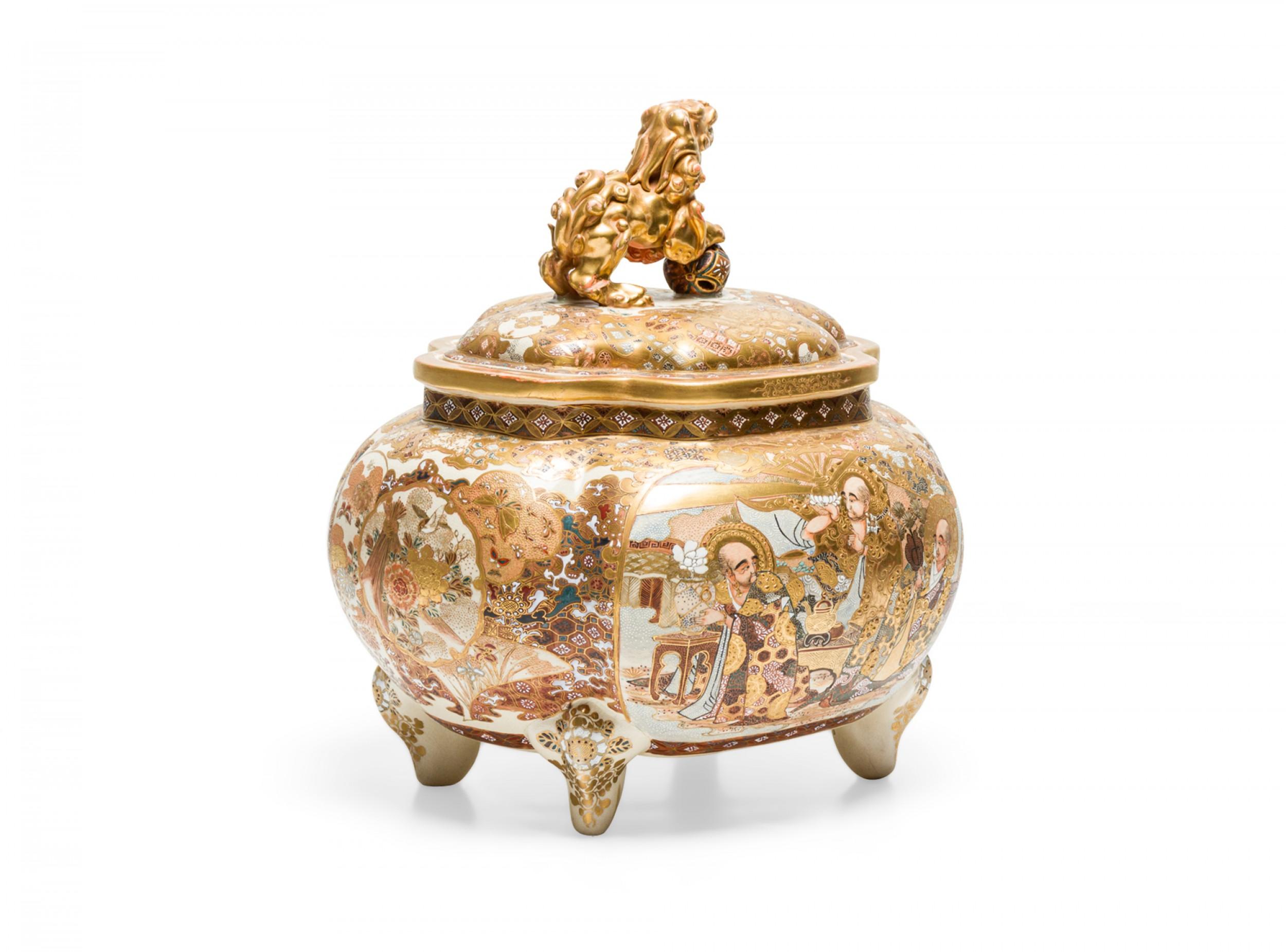 Centro de mesa de porcelana china (s. XIX/XX, posiblemente de Satsuma) de forma ovalada con base de pie y exterior decorado con escenas de género y diseños botánicos en beige, marrón, naranja y verde con adornos dorados y rematado con una tapa con