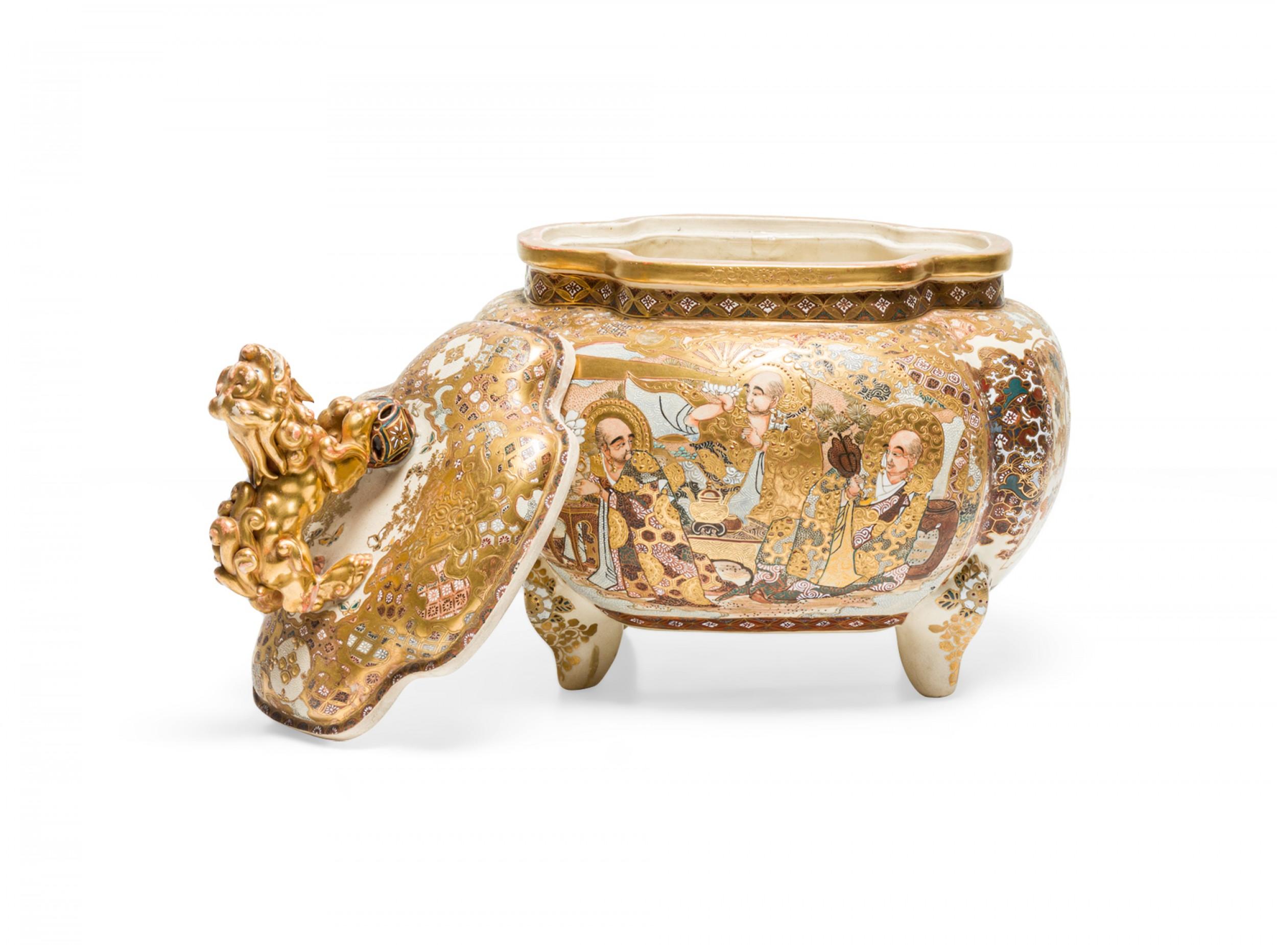 Antigua caja escénica de porcelana china y oro eglomise con tapa y pie Chino en venta
