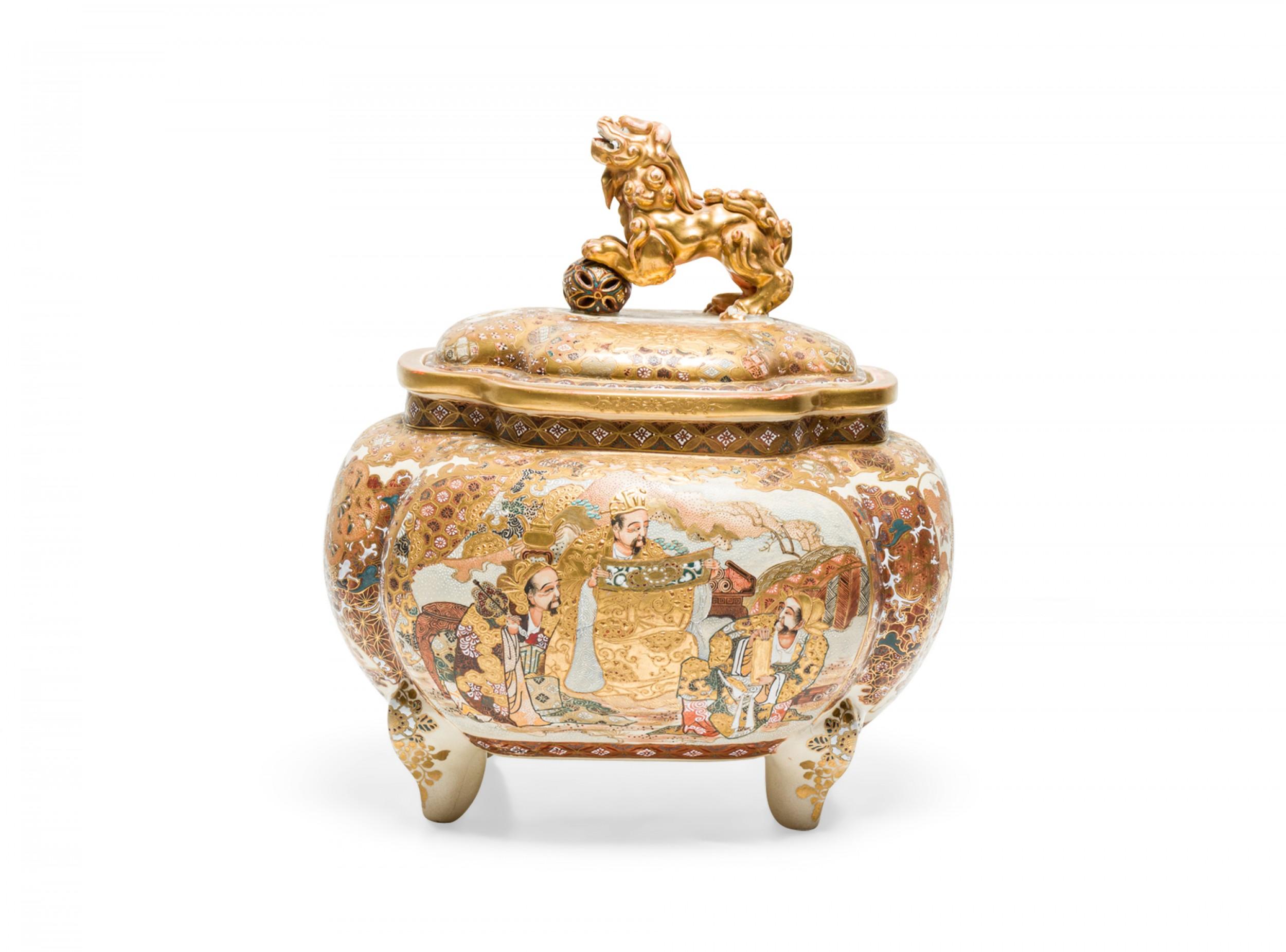 Antigua caja escénica de porcelana china y oro eglomise con tapa y pie siglo XIX en venta