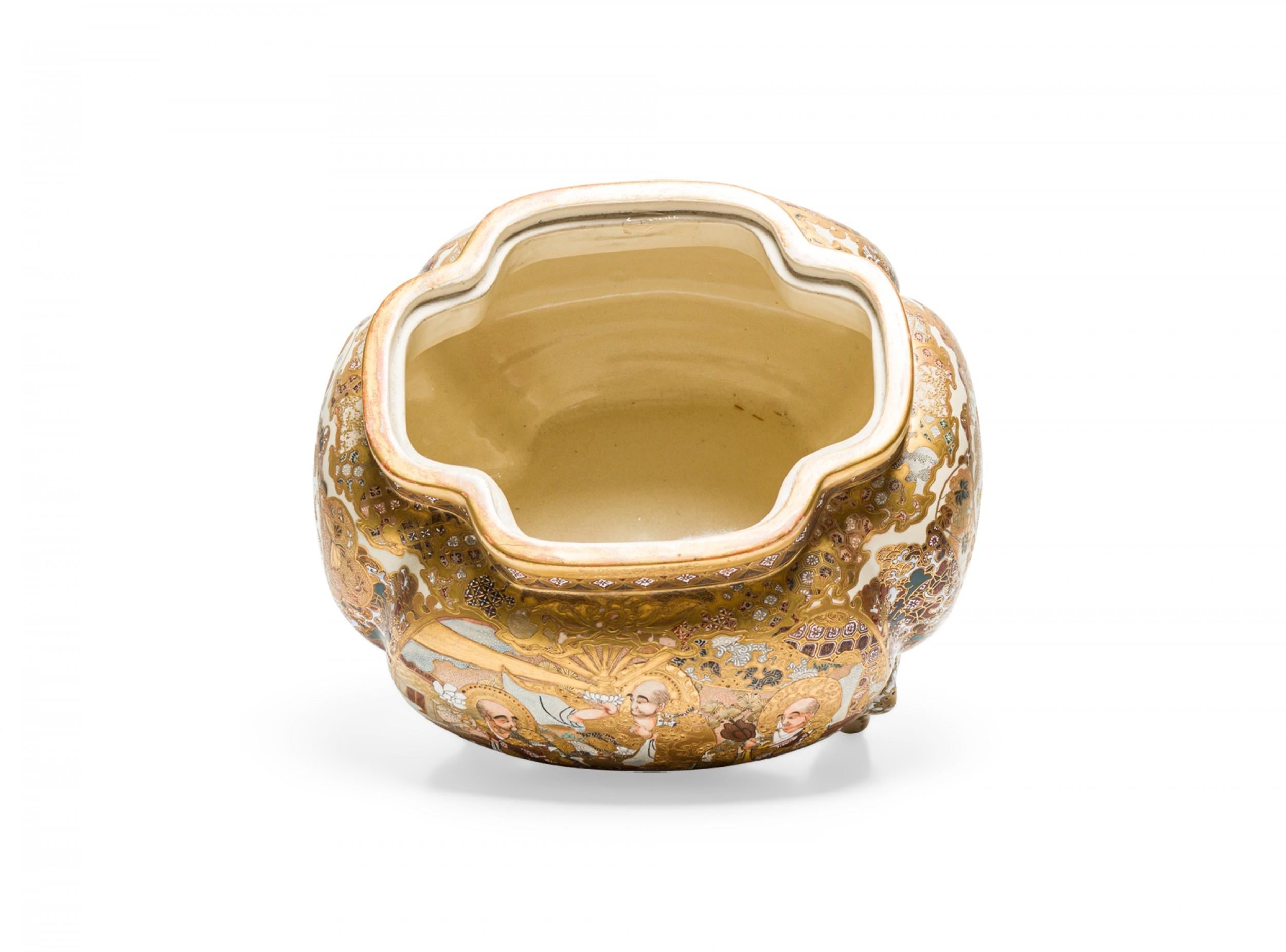 Antigua caja escénica de porcelana china y oro eglomise con tapa y pie Porcelana en venta