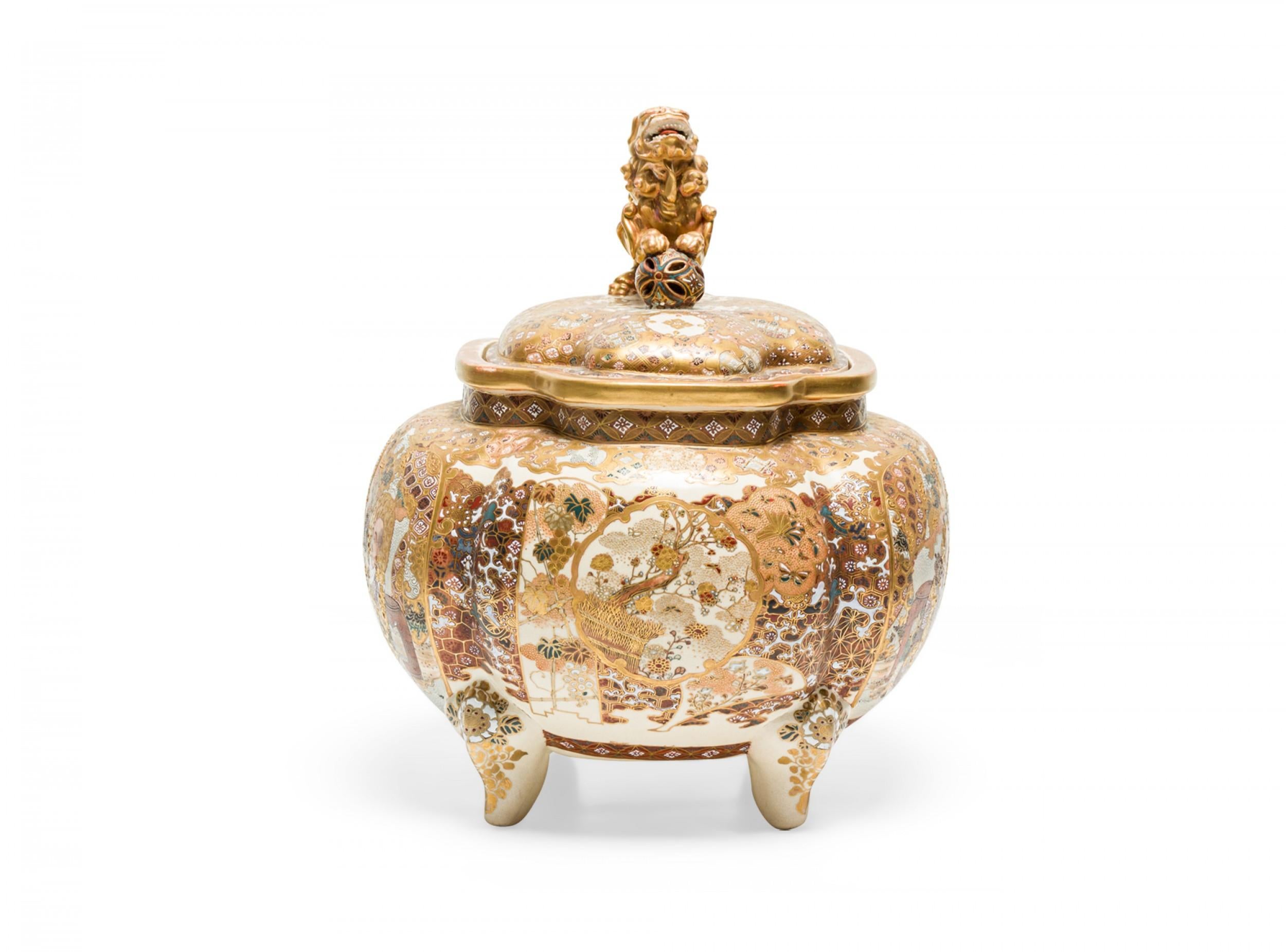 Antigua caja escénica de porcelana china y oro eglomise con tapa y pie en venta 1