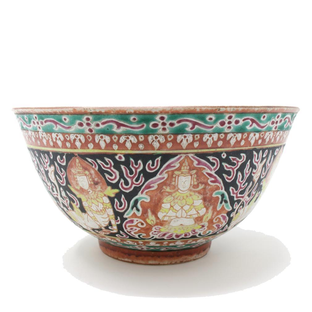 Qing Antique Chinese Porcelain Bencharong Bowl for the Thai Market, 18th century. For Sale