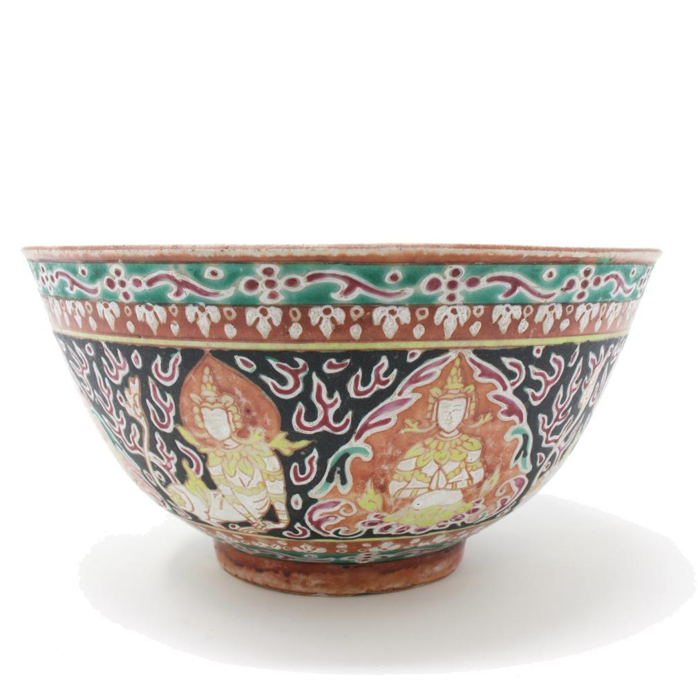 Enameled Antique Chinese Porcelain Bencharong Bowl for the Thai Market, 18th century. For Sale