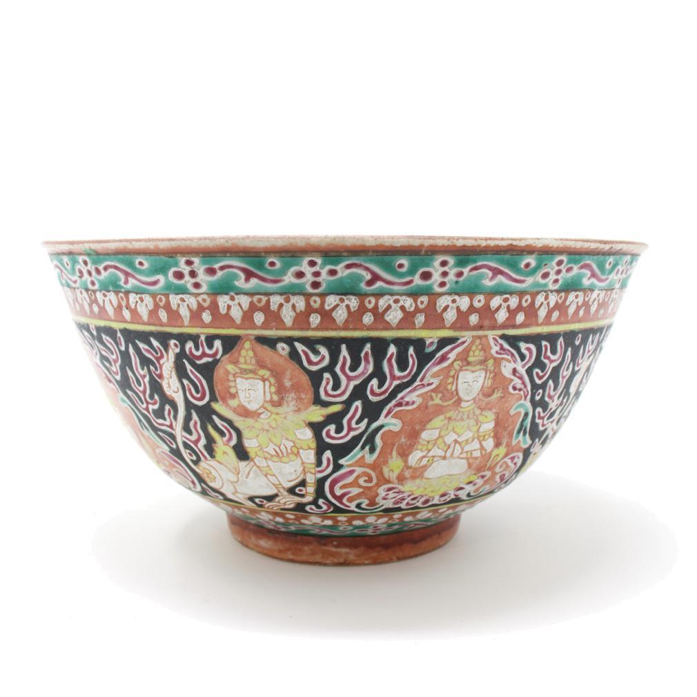 Antique Chinese Porcelain Bencharong Bowl for the Thai Market, 18th century. In Good Condition For Sale In Point Richmond, CA