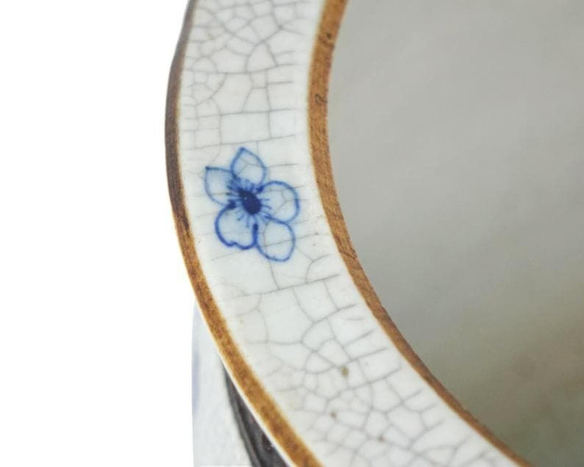 Antikes chinesisches blau-weißes, geblümtes Pflanzgefäß aus Porzellan  (Chinesisch) im Angebot
