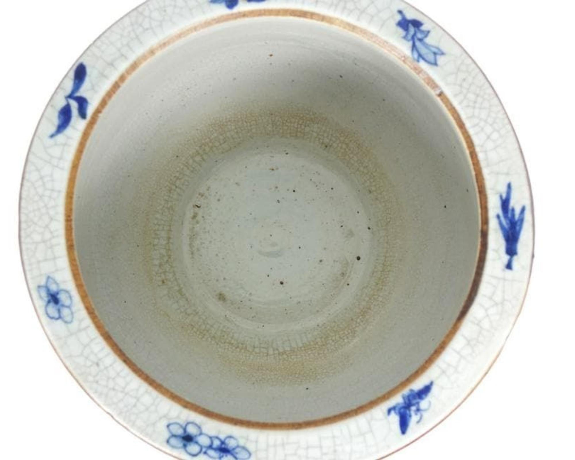 Antikes chinesisches blau-weißes, geblümtes Pflanzgefäß aus Porzellan  im Zustand „Gut“ im Angebot in Newmanstown, PA