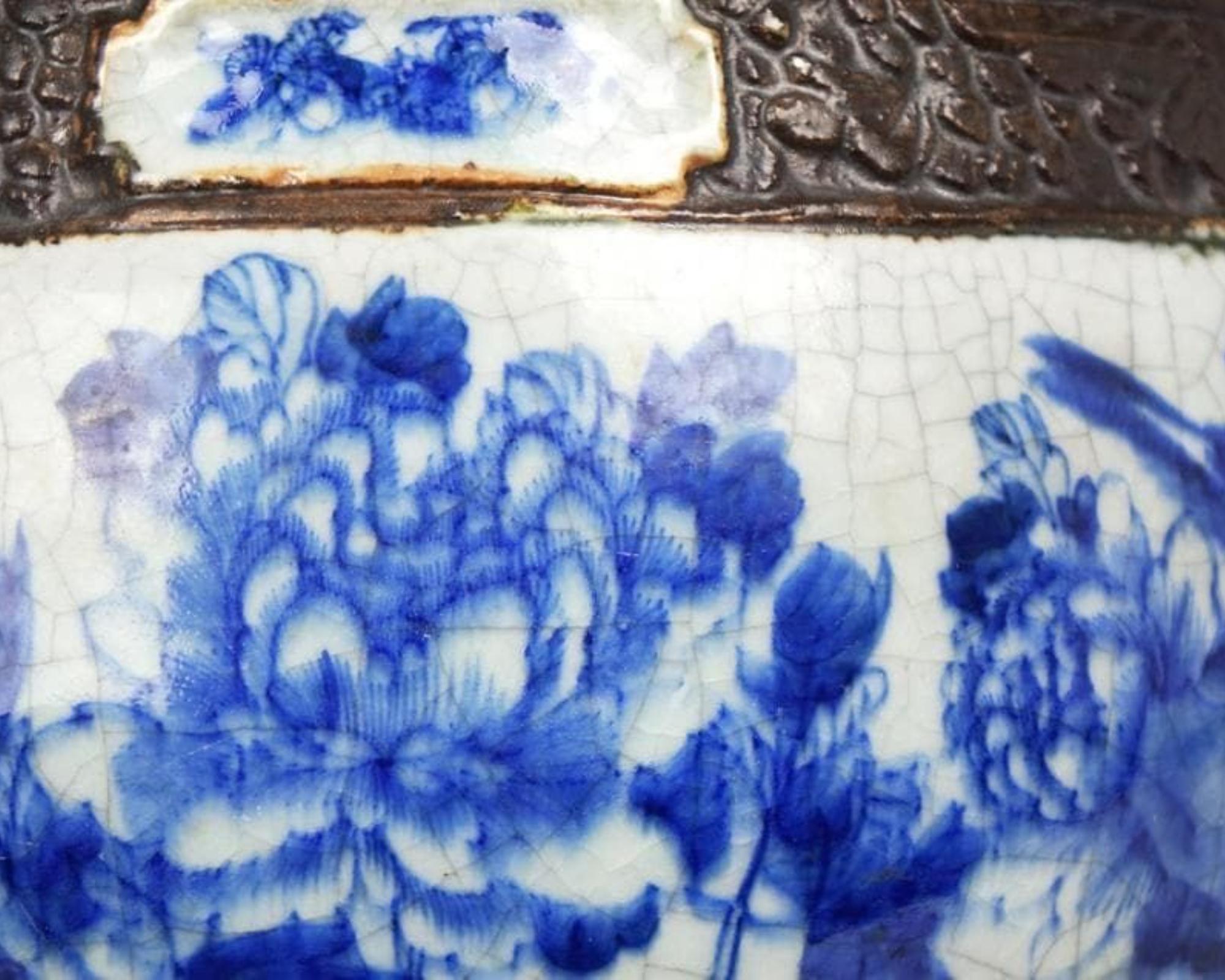 Antikes chinesisches blau-weißes, geblümtes Pflanzgefäß aus Porzellan  (18. Jahrhundert) im Angebot