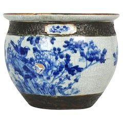Antikes chinesisches blau-weißes, geblümtes Pflanzgefäß aus Porzellan 