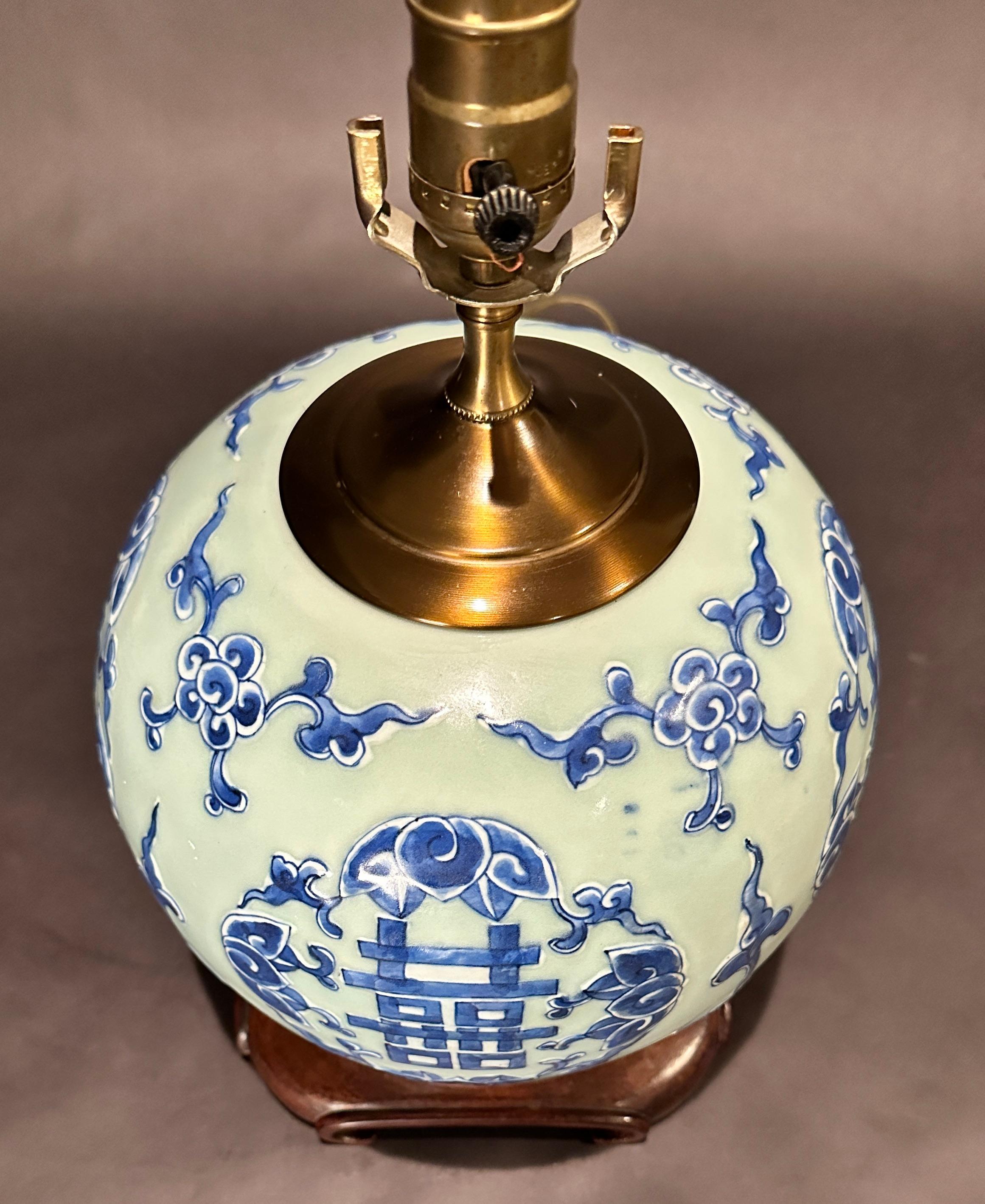 Exportation chinoise Pot à gingembre bleu et blanc en porcelaine chinoise ancienne comme lampe en vente