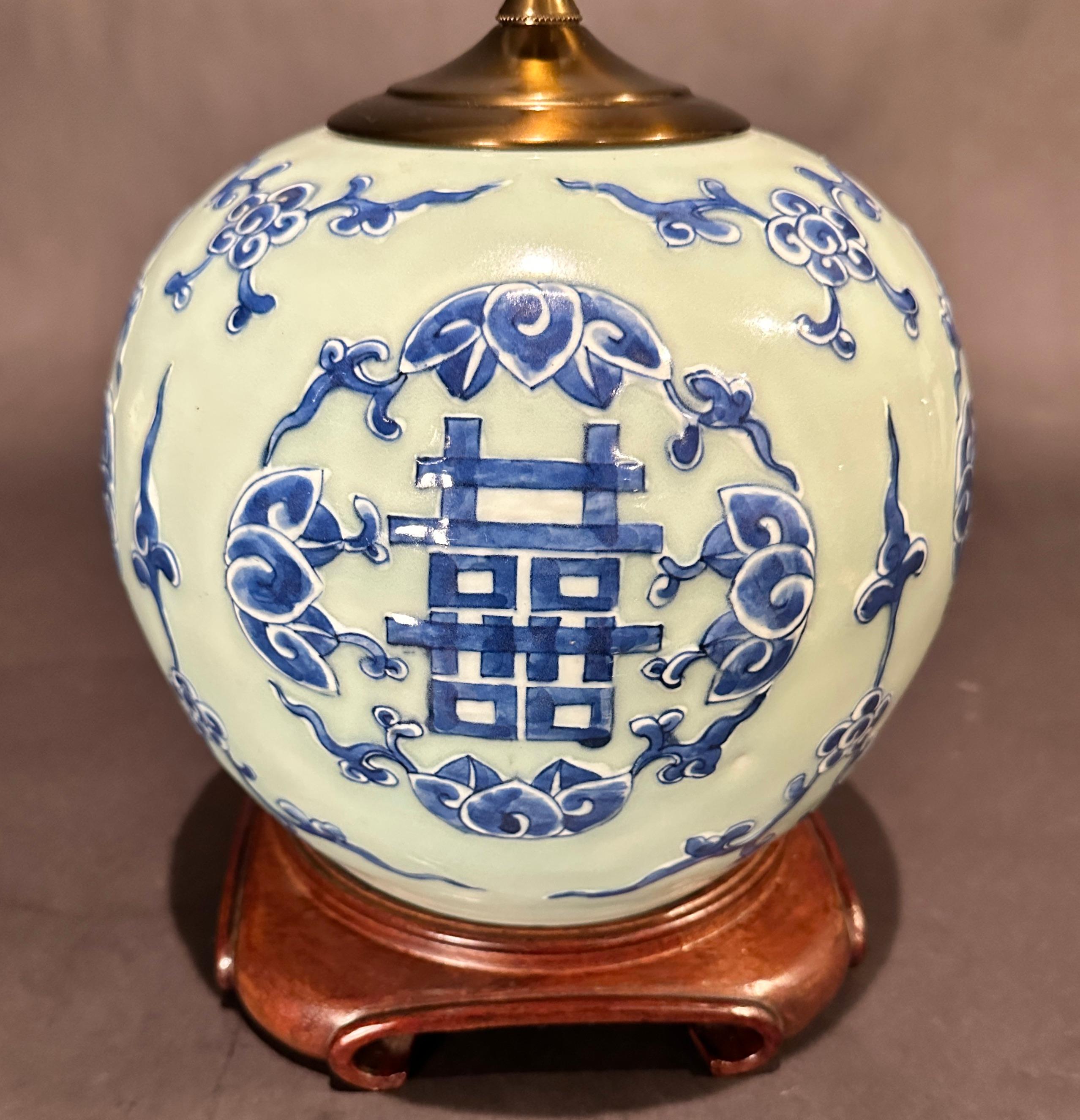 Chinois Pot à gingembre bleu et blanc en porcelaine chinoise ancienne comme lampe en vente