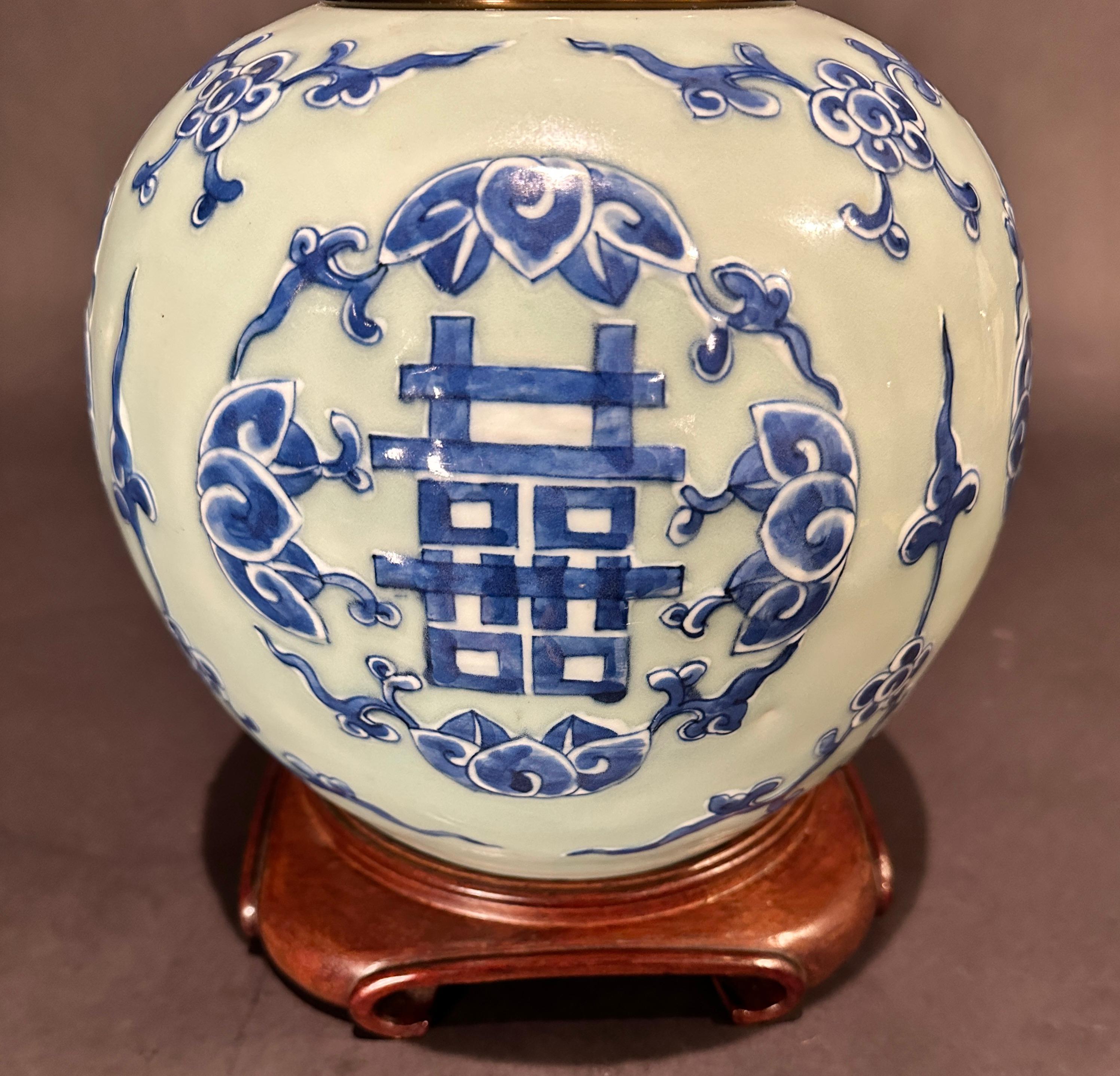 Vernissé Pot à gingembre bleu et blanc en porcelaine chinoise ancienne comme lampe en vente