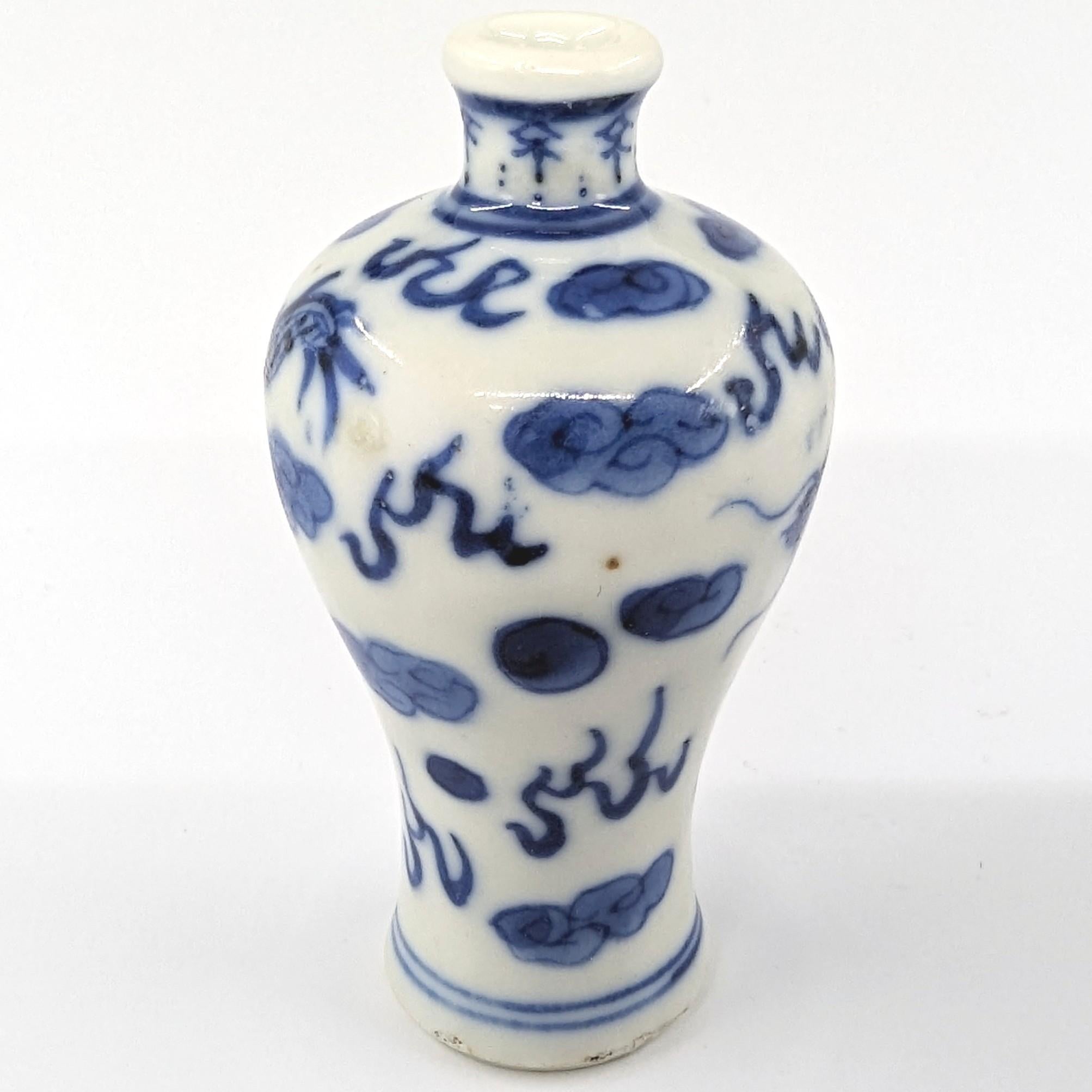 Antike chinesische Porzellan Blau-Weiß-Drache Meiping Schnupftabakflasche 18/19c Qing im Zustand „Gut“ im Angebot in Richmond, CA