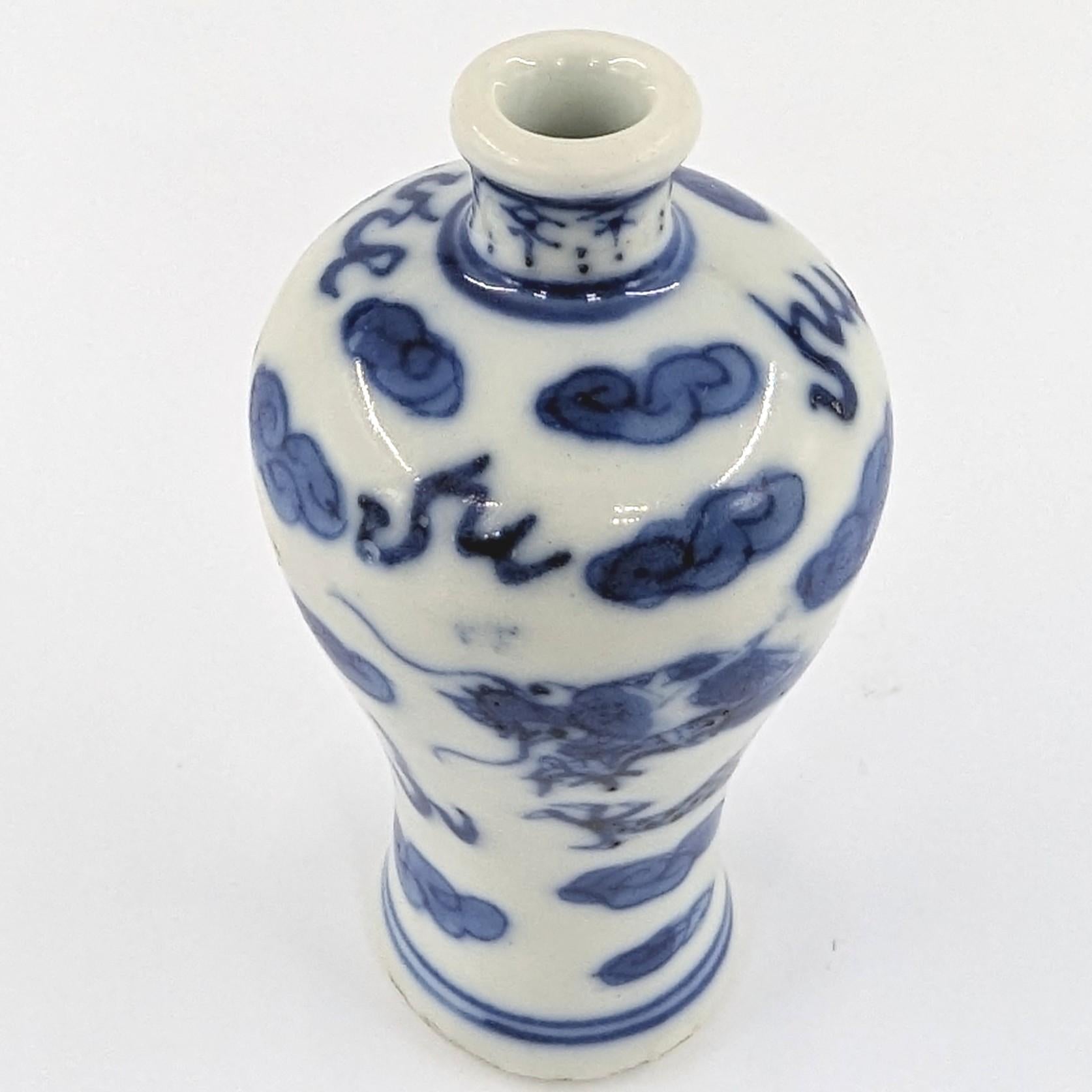 Antique Chinese Porcelain Blue&White Dragon Meiping Snuff Bottle 18/19c Qing In Good Condition For Sale In Richmond, CA