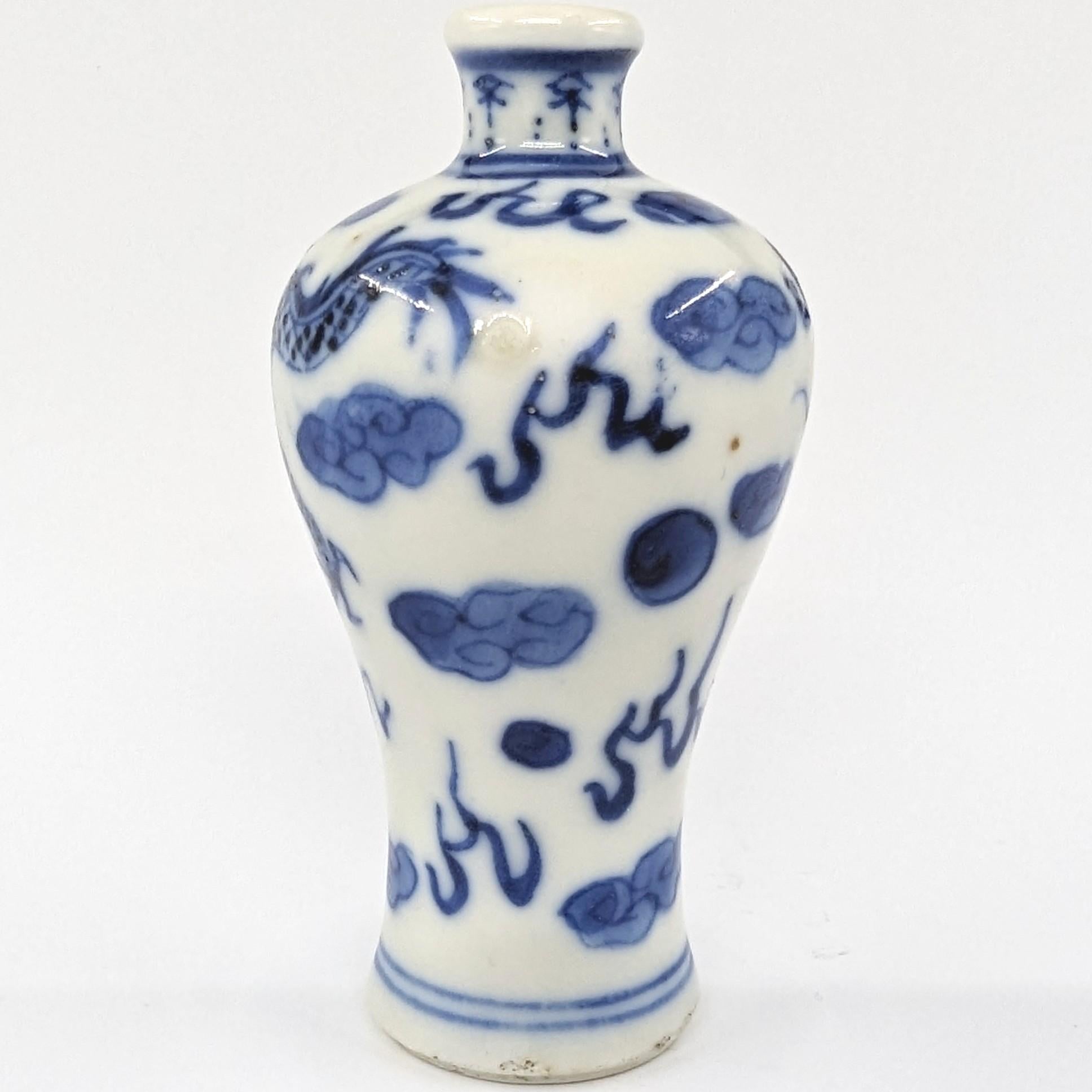 Antique Chinese Porcelain Blue&White Dragon Meiping Snuff Bottle 18/19c Qing For Sale 1
