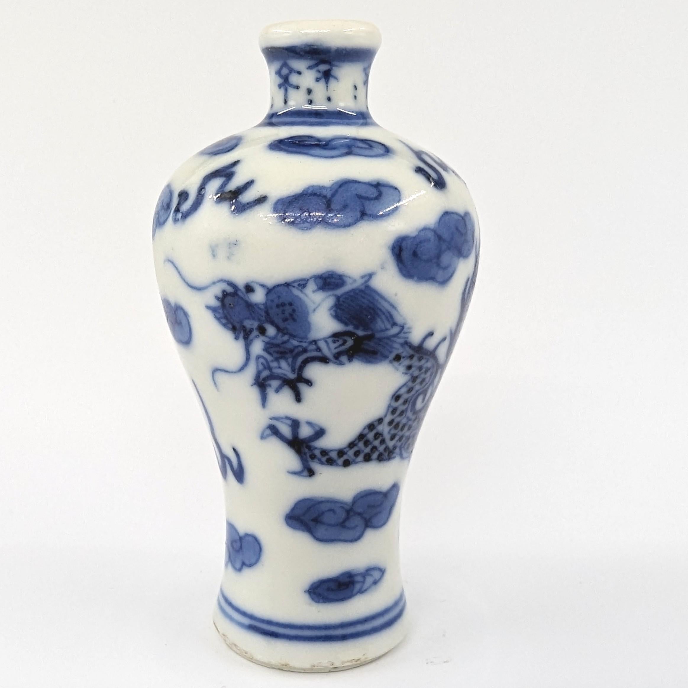 Antique Chinese Porcelain Blue&White Dragon Meiping Snuff Bottle 18/19c Qing For Sale 4