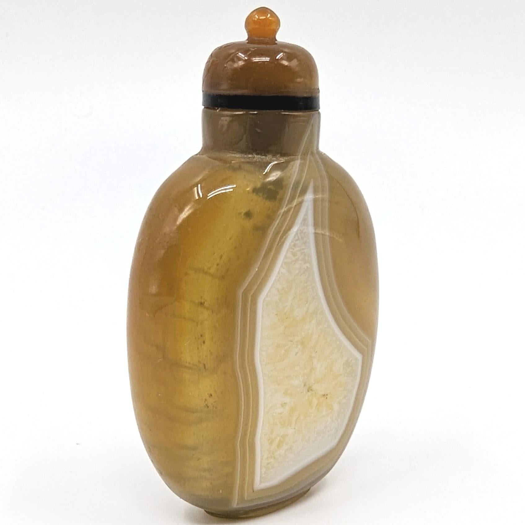 Antike chinesische Schnupftabakflasche aus Chalcedon-Achat, gut ausgehöhlt und auf einem fein geschnitzten Fußring stehend, mit einem geschnitzten Achatstopfen 

Ende 19. Jahrhundert, Qing-Dynastie