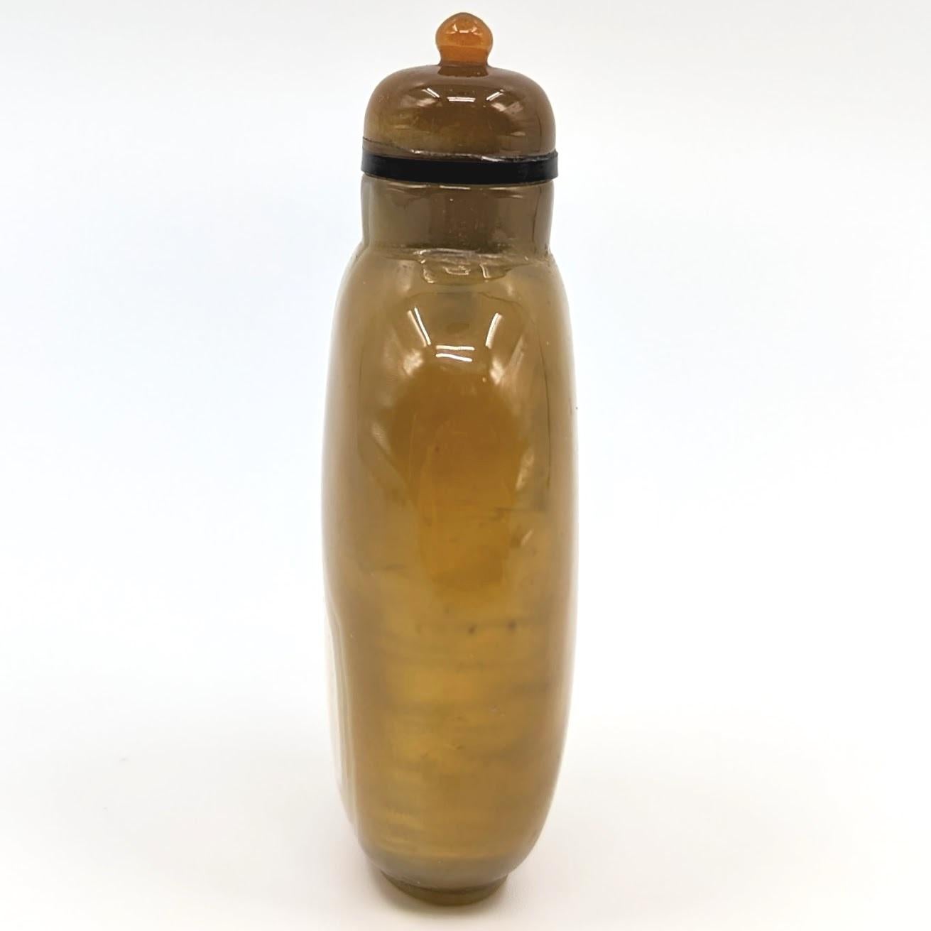 Antike chinesische Schnupftabakflasche aus Chalcedon mit Bändern aus der Qing-Dynastie, 19. Jahrhundert (Gemischter Schliff) im Angebot